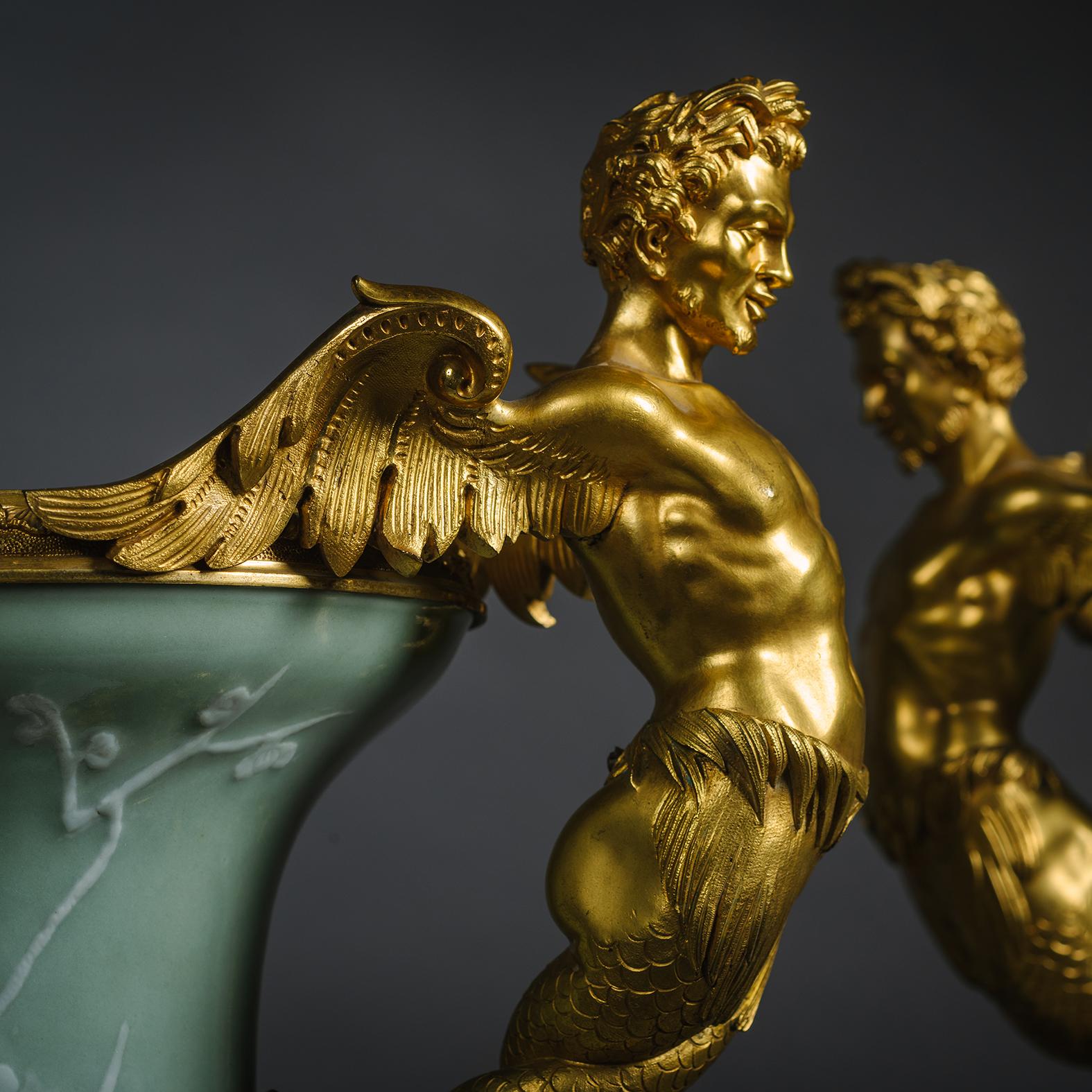 Français Paire de vases chinois en porcelaine à fond céladon montés en bronze doré en vente
