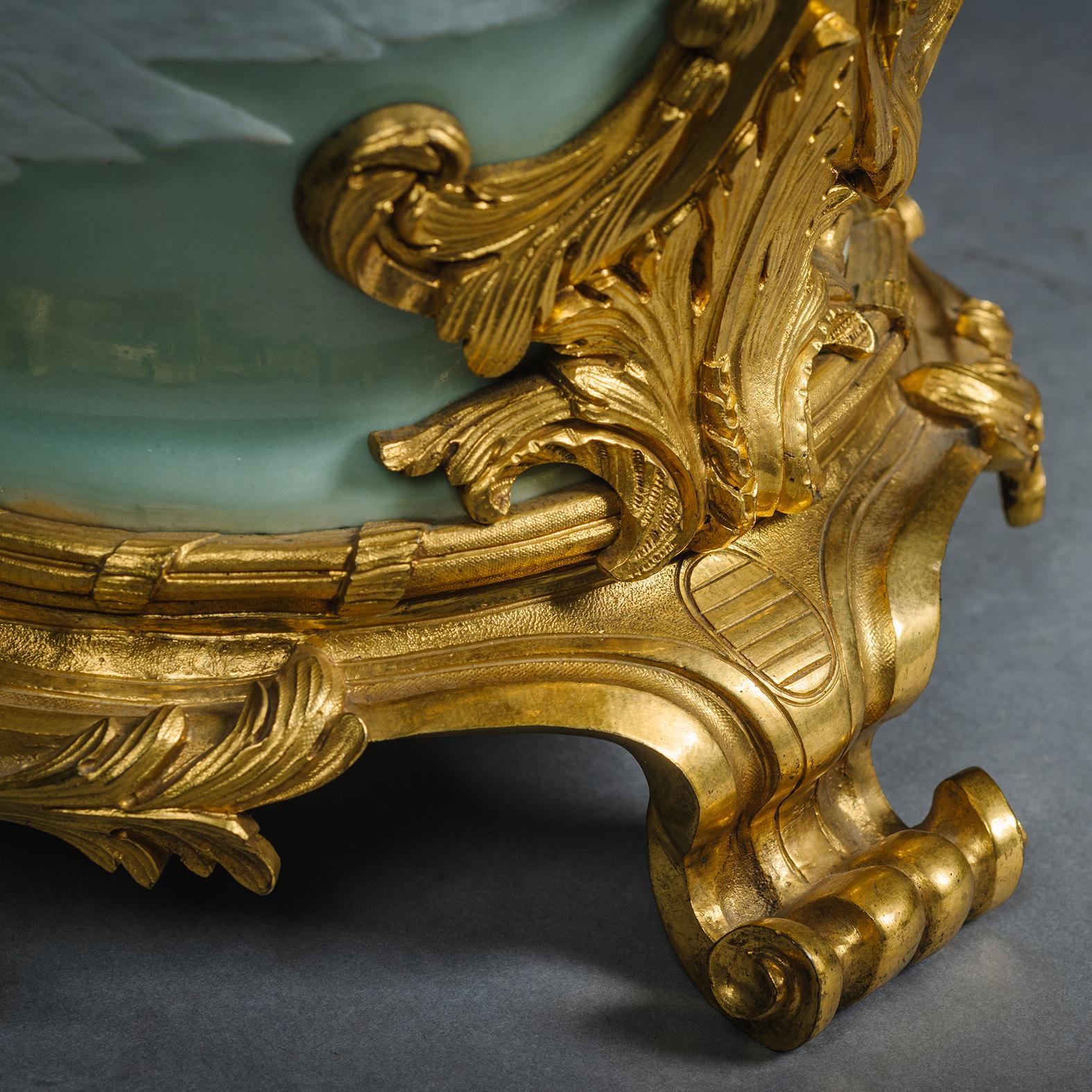 Paar chinesische Celadon-Porzellanvasen mit vergoldeter Bronzefassung (19. Jahrhundert) im Angebot
