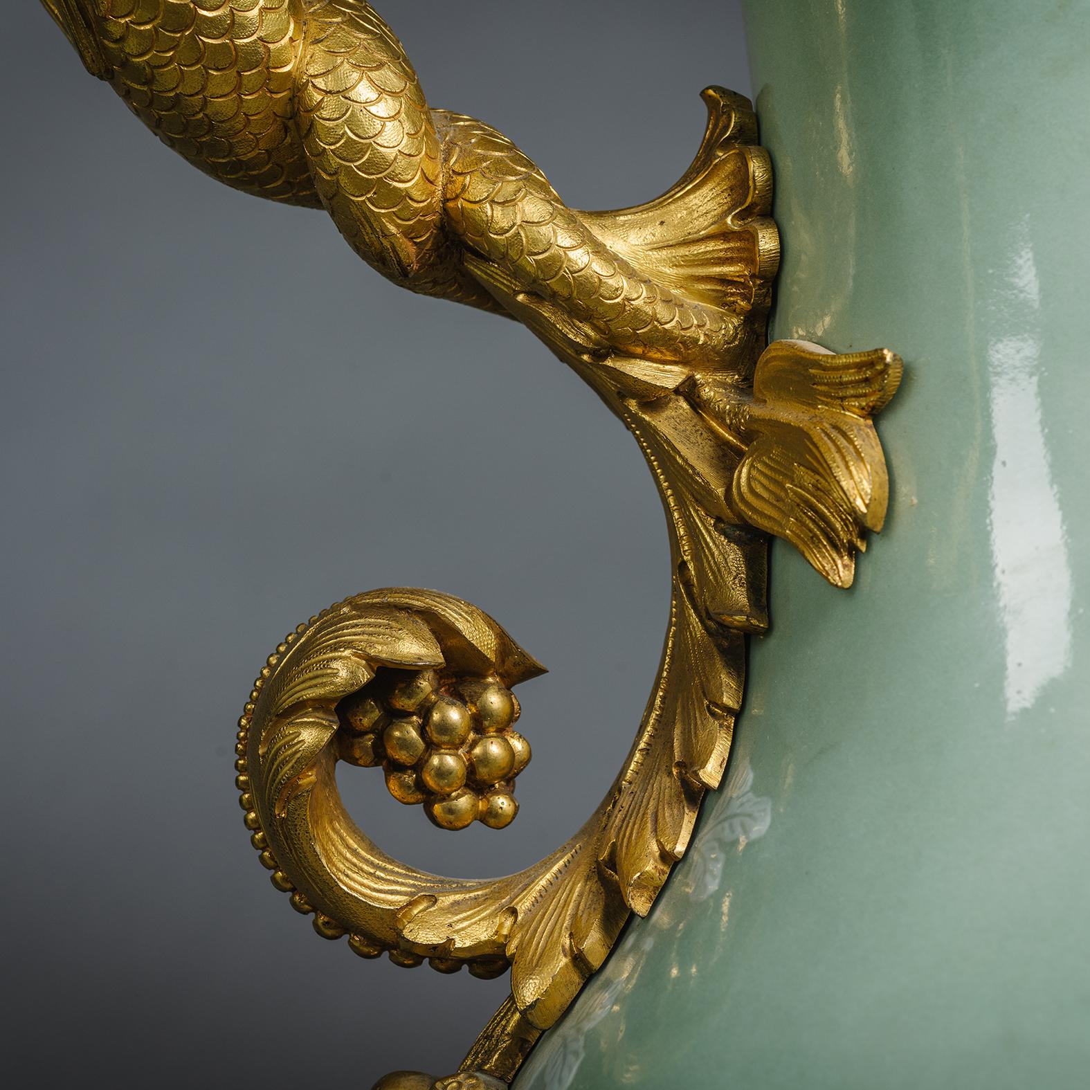 Coppia di vasi cinesi in porcellana celadon con montatura in bronzo dorato in vendita 1
