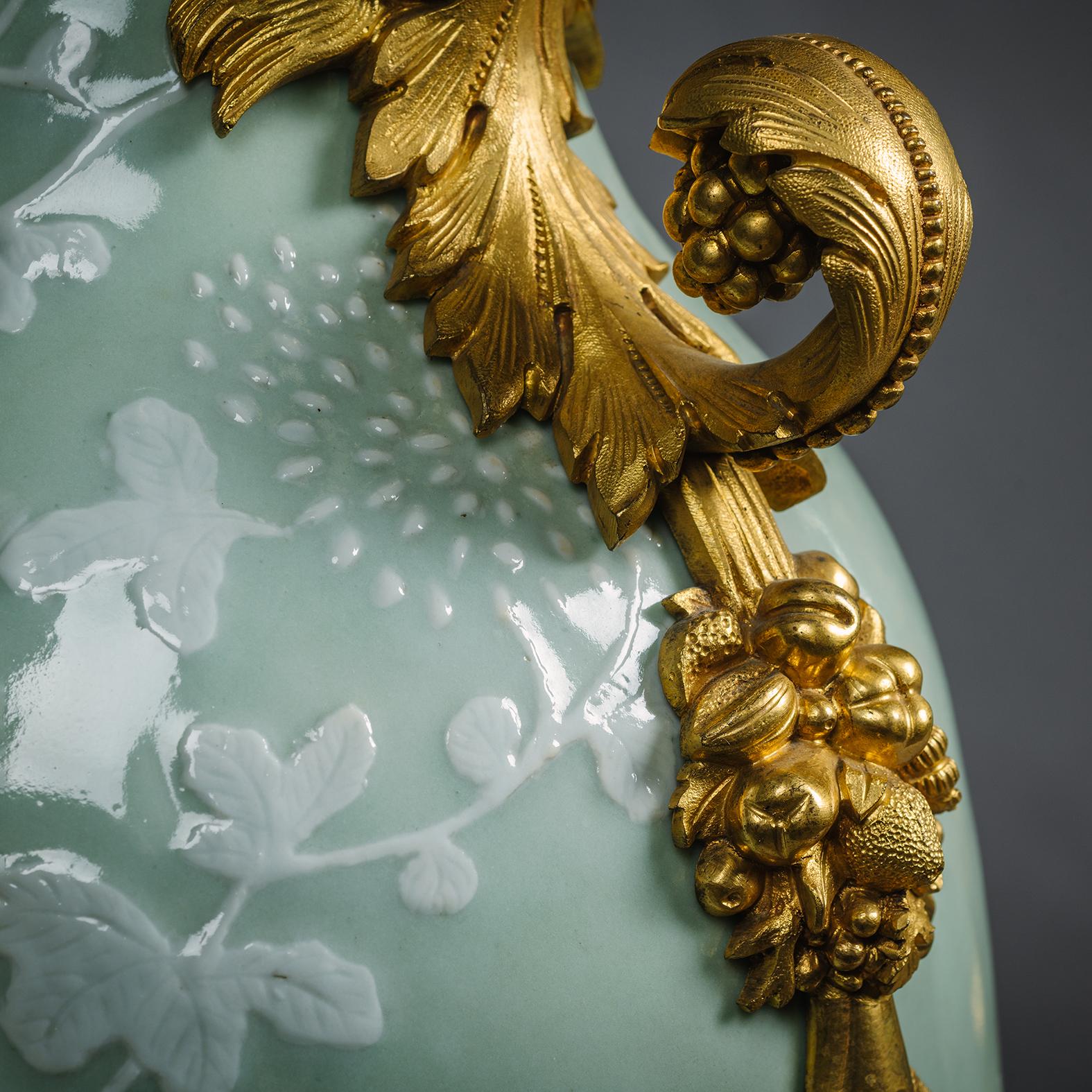 Paar chinesische Vasen aus vergoldeter Bronze mit Celadon-Boden (Porzellan) im Angebot