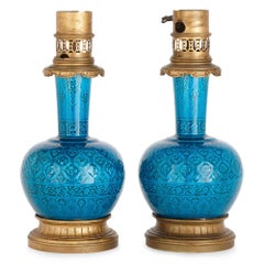 Coppia di lampade Faience con montatura in bronzo dorato di Deck