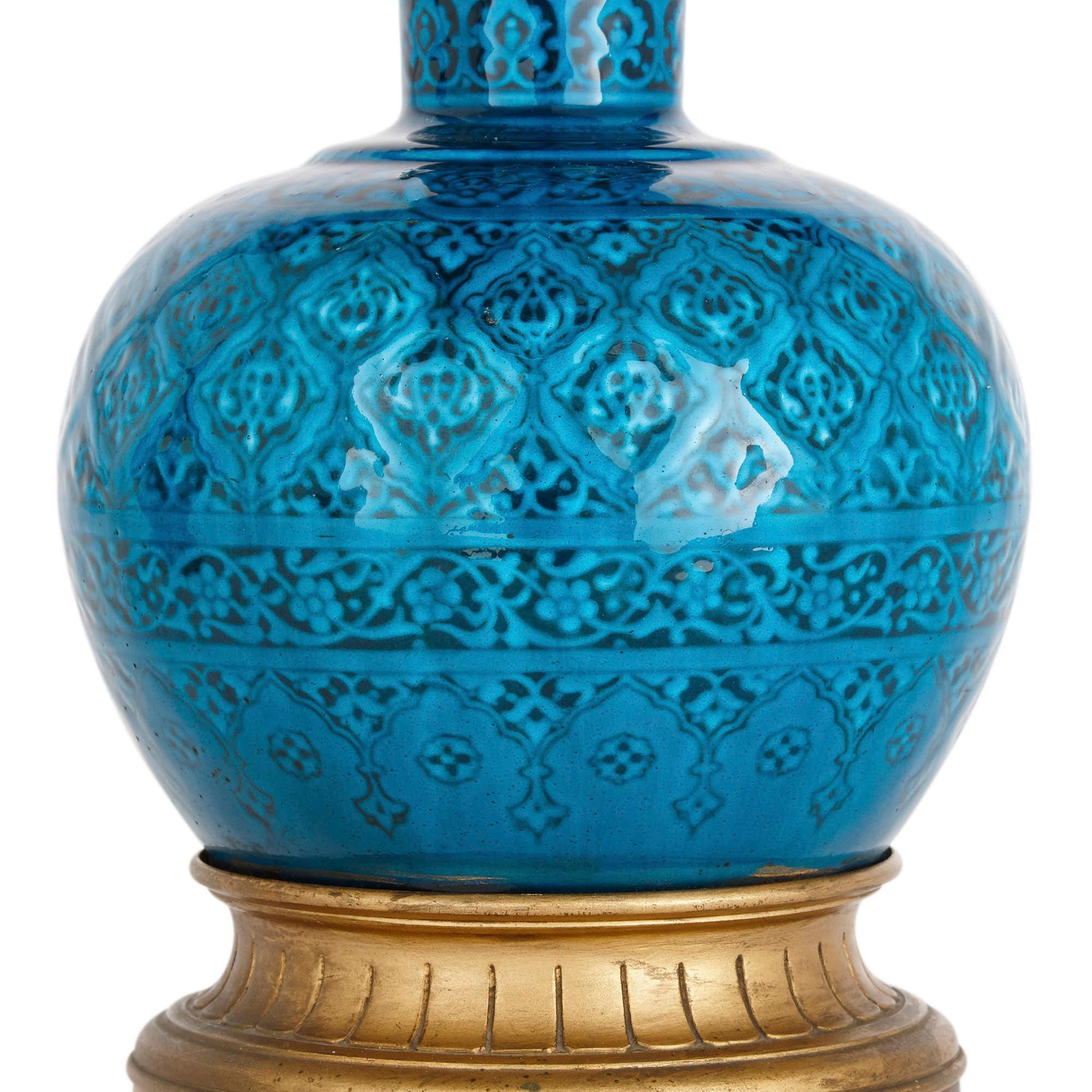 Francese Coppia di lampade Faience con montatura in bronzo dorato di Deck in vendita