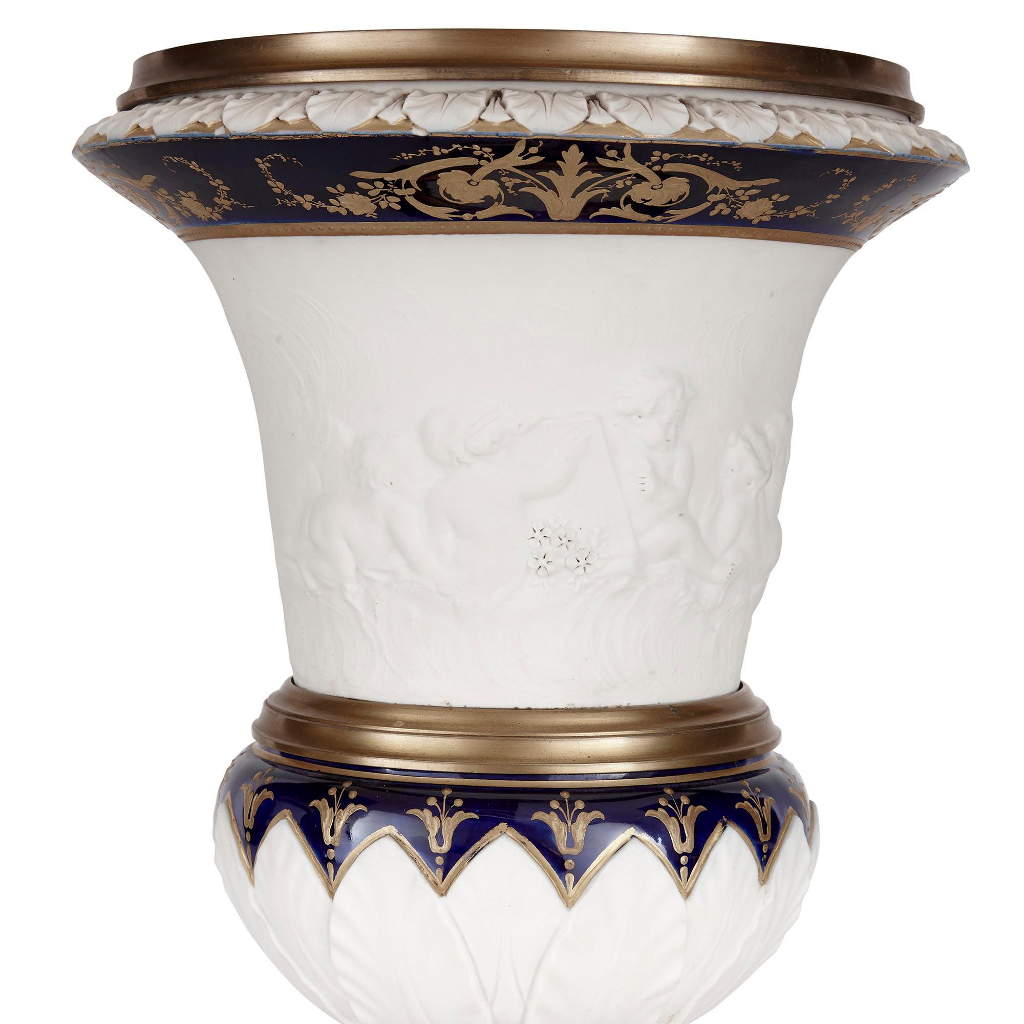 Neoclassico Coppia di vasi in porcellana di Bisquit con montatura in bronzo dorato in vendita