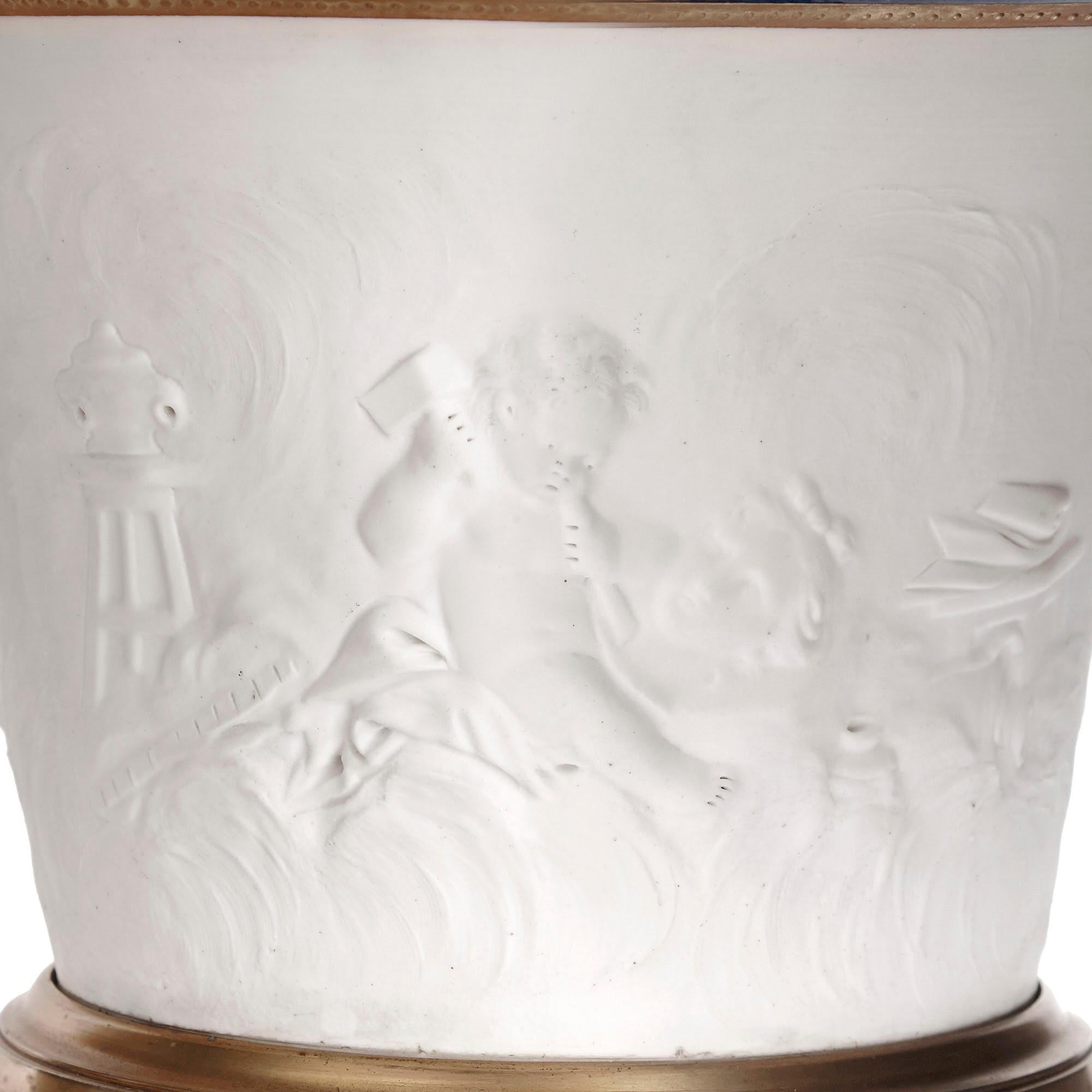 Français Paire de vases Krater-Form en porcelaine de Bisque montés sur bronze doré en vente