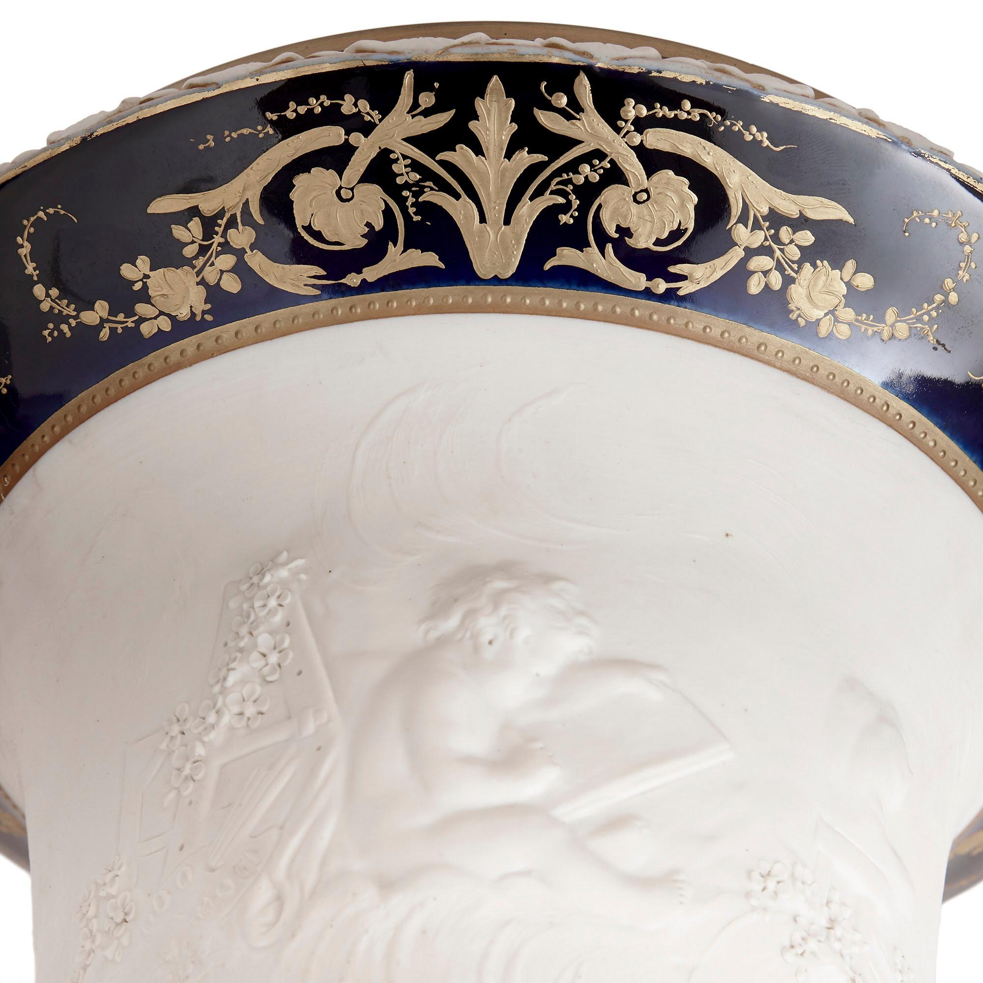 Doré Paire de vases Krater-Form en porcelaine de Bisque montés sur bronze doré en vente