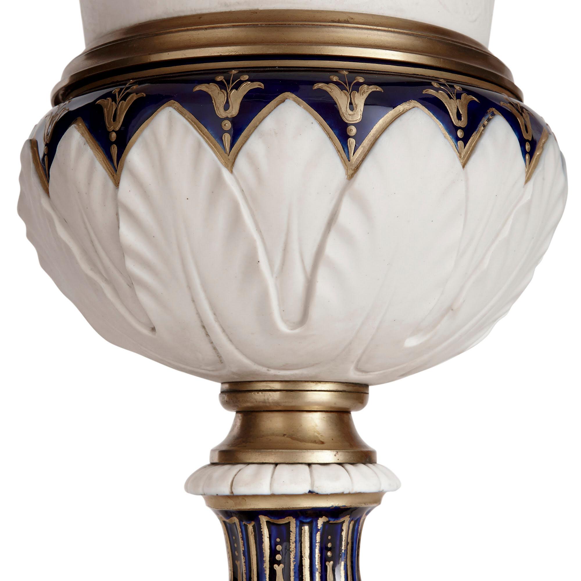 Paire de vases Krater-Form en porcelaine de Bisque montés sur bronze doré Bon état - En vente à London, GB