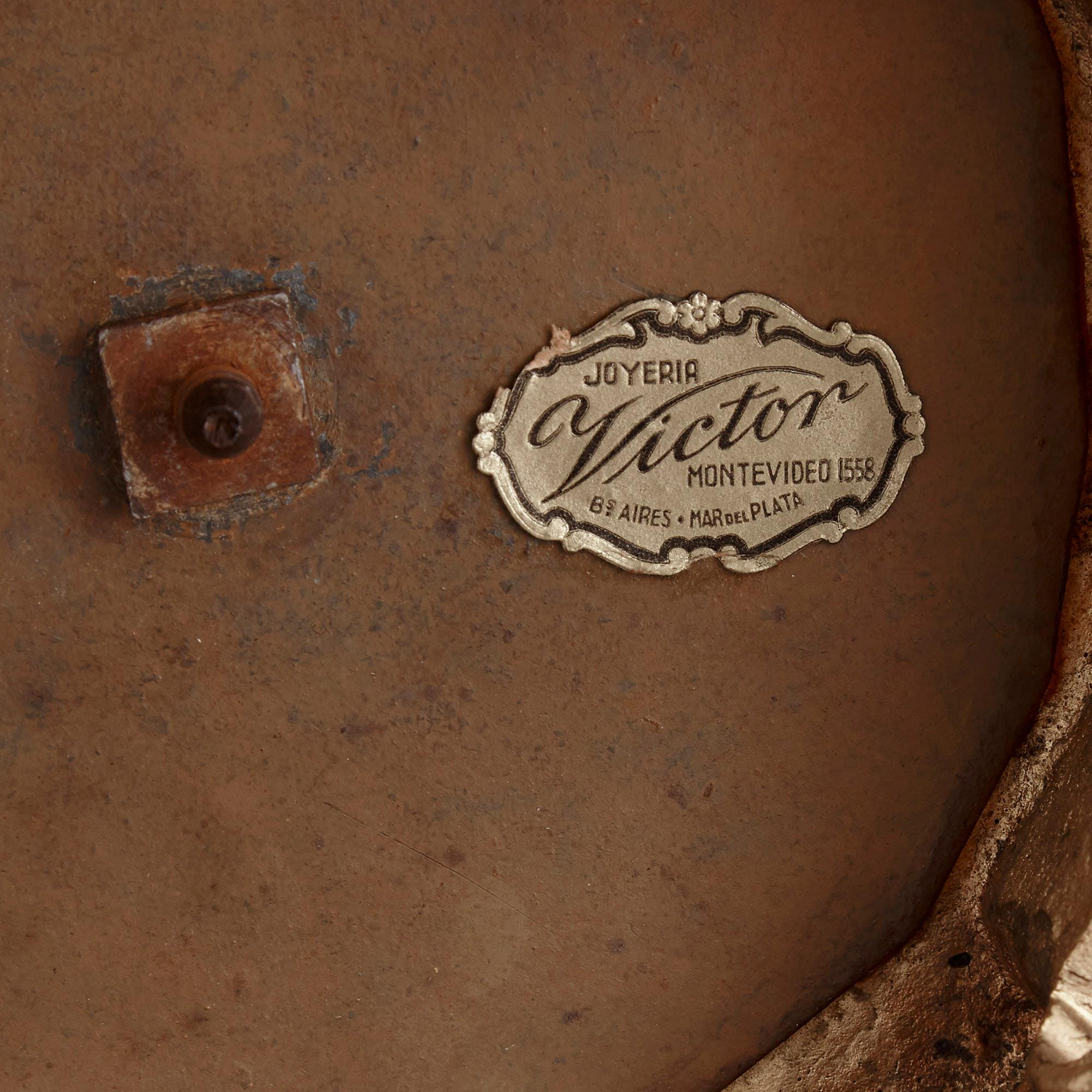 XIX secolo Coppia di vasi in porcellana di Bisquit con montatura in bronzo dorato in vendita
