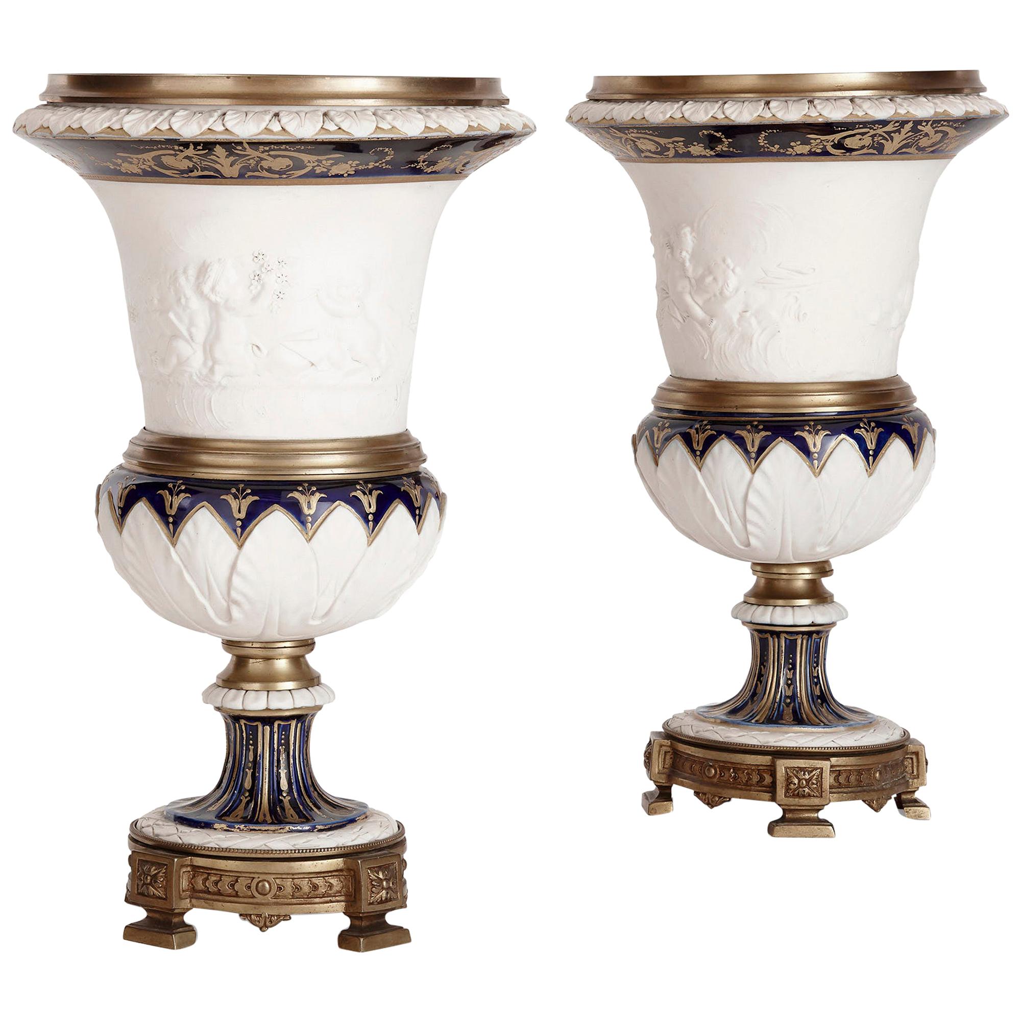 Pareja de Jarrones de Porcelana Bizcochada con Forma de Krater Montados en Bronce Dorado