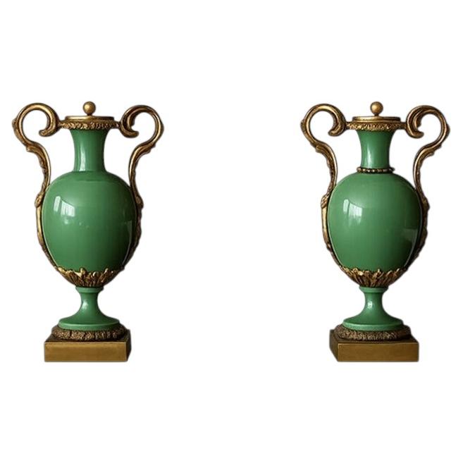 Coppia di urne in porcellana con montature in bronzo dorato in vendita