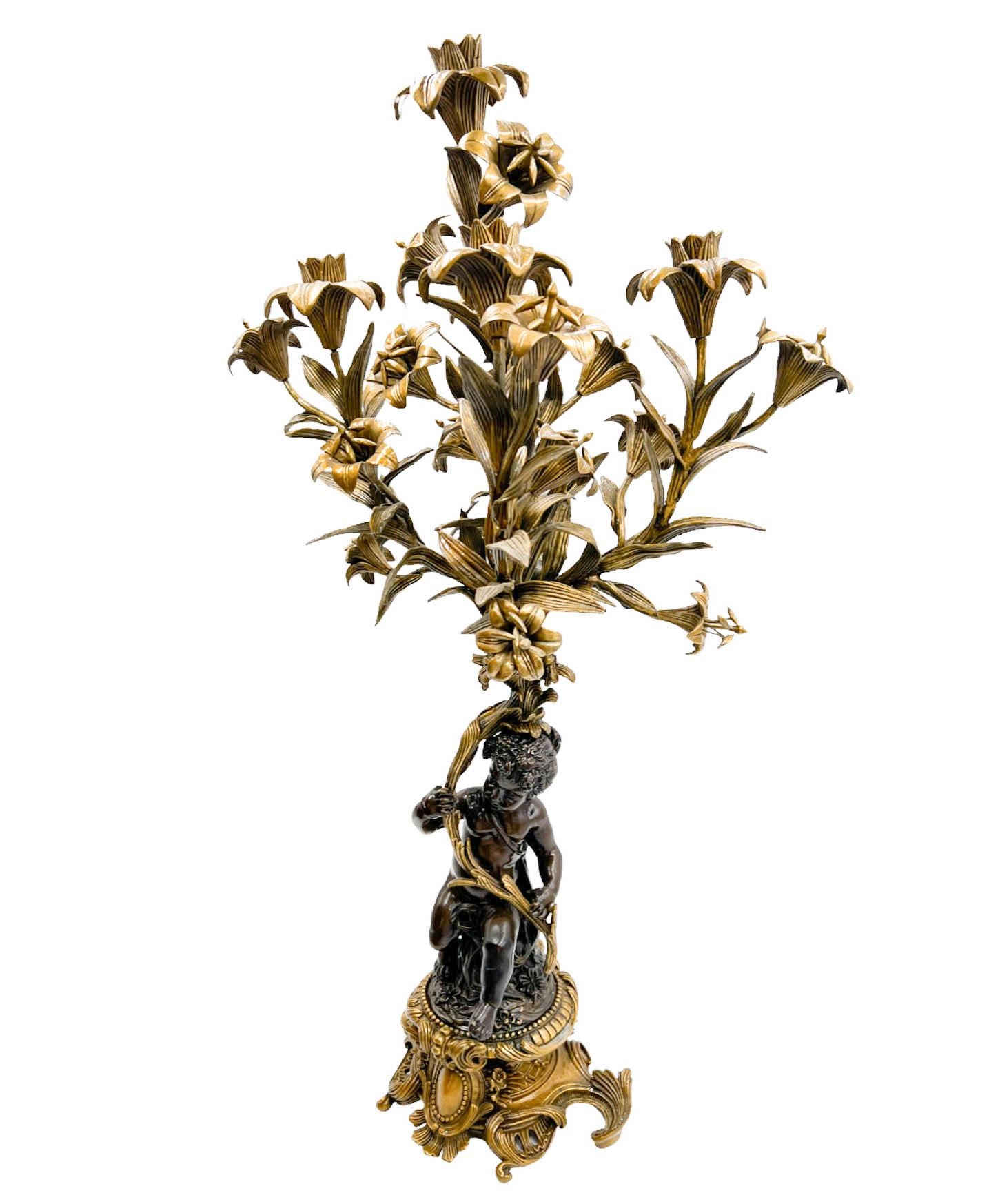 Paar vergoldete, in Bronze gefasste, 5-armige Putto-Kandelaber von United Wilson (Rokoko) im Angebot