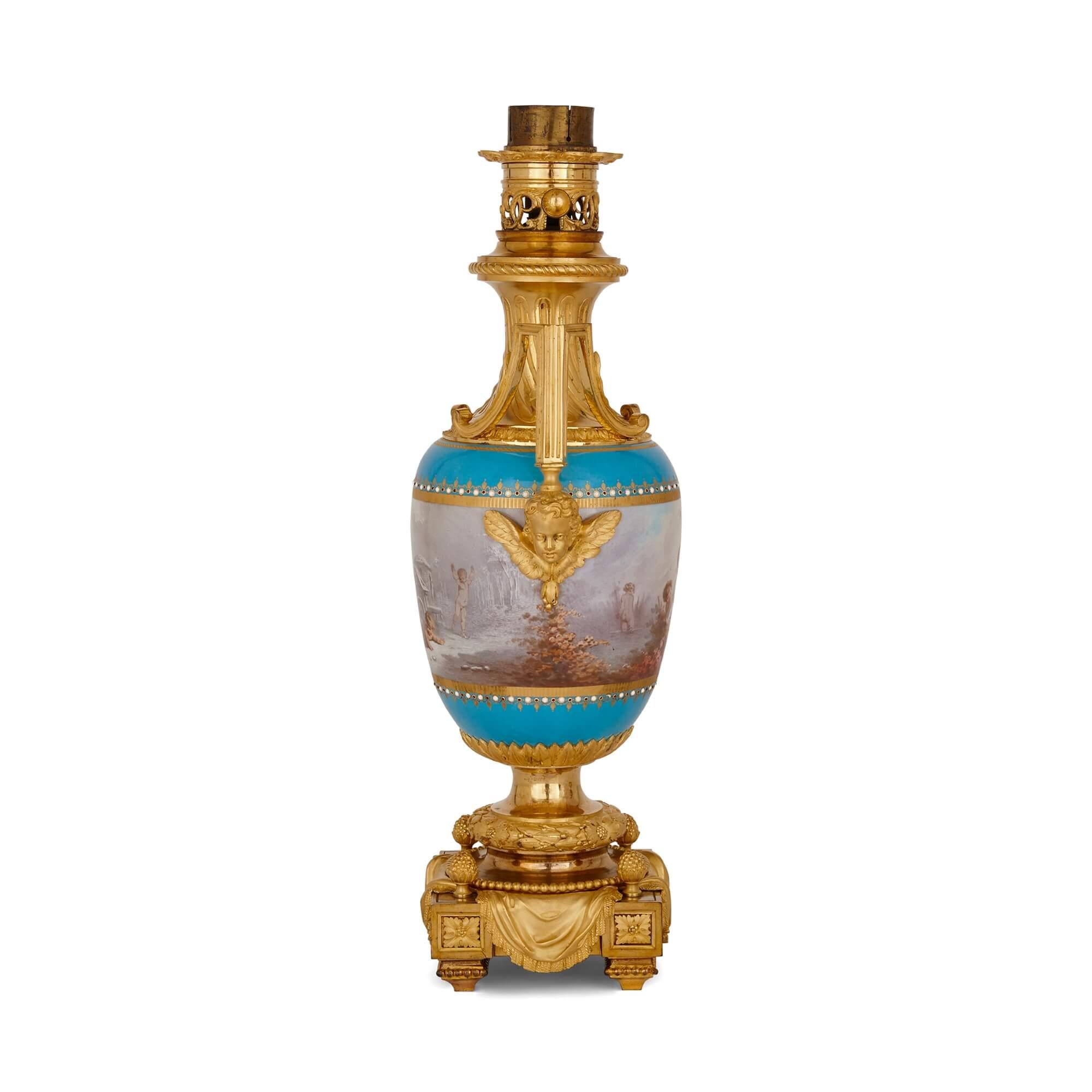 Rococò Coppia di basi per lampade in porcellana di Sèvres montate in bronzo dorato di Picard in vendita