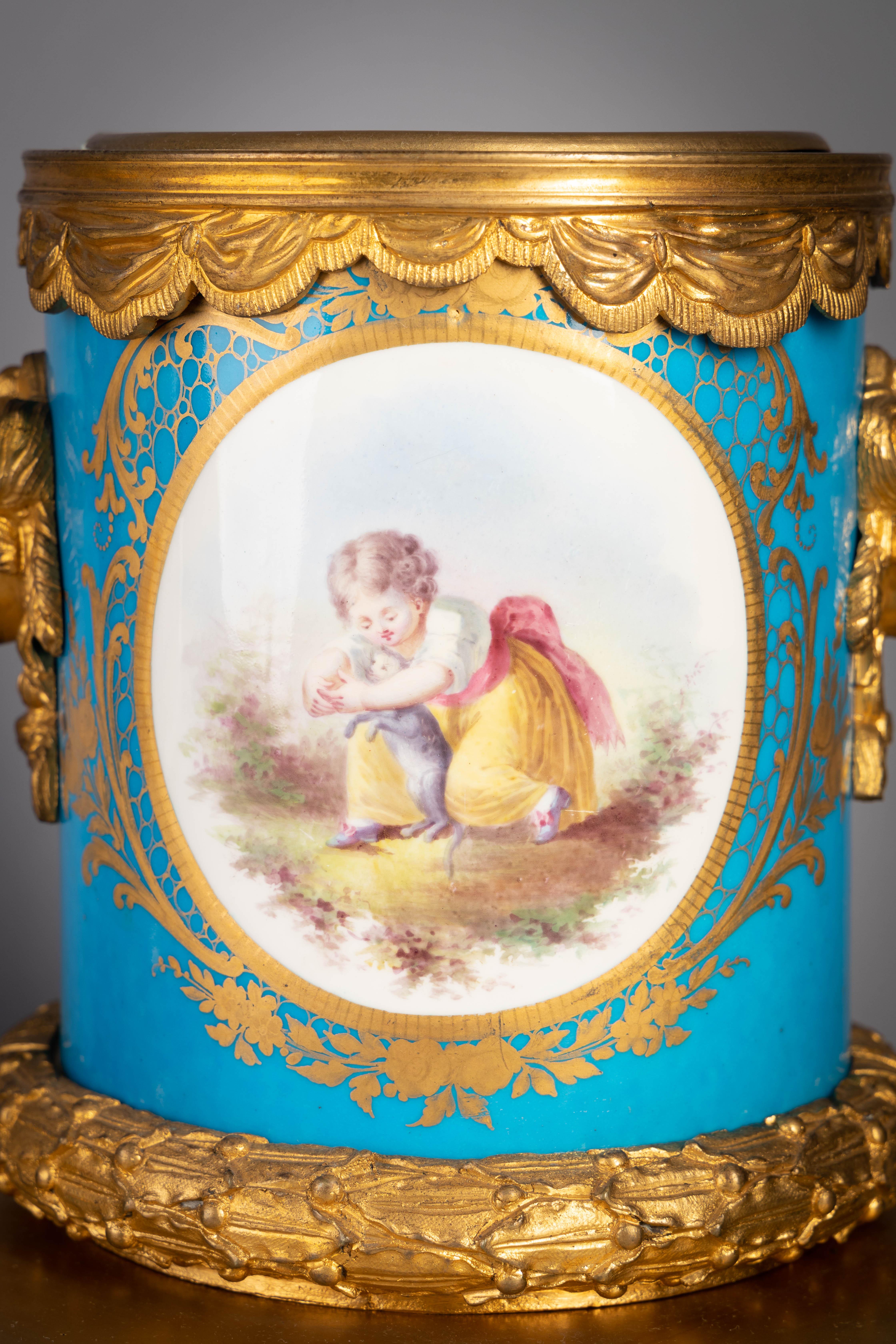 Paire de seaux à vin et champagne en porcelaine de Sèvres montés sur bronze doré, vers 1880 Bon état - En vente à New York, NY