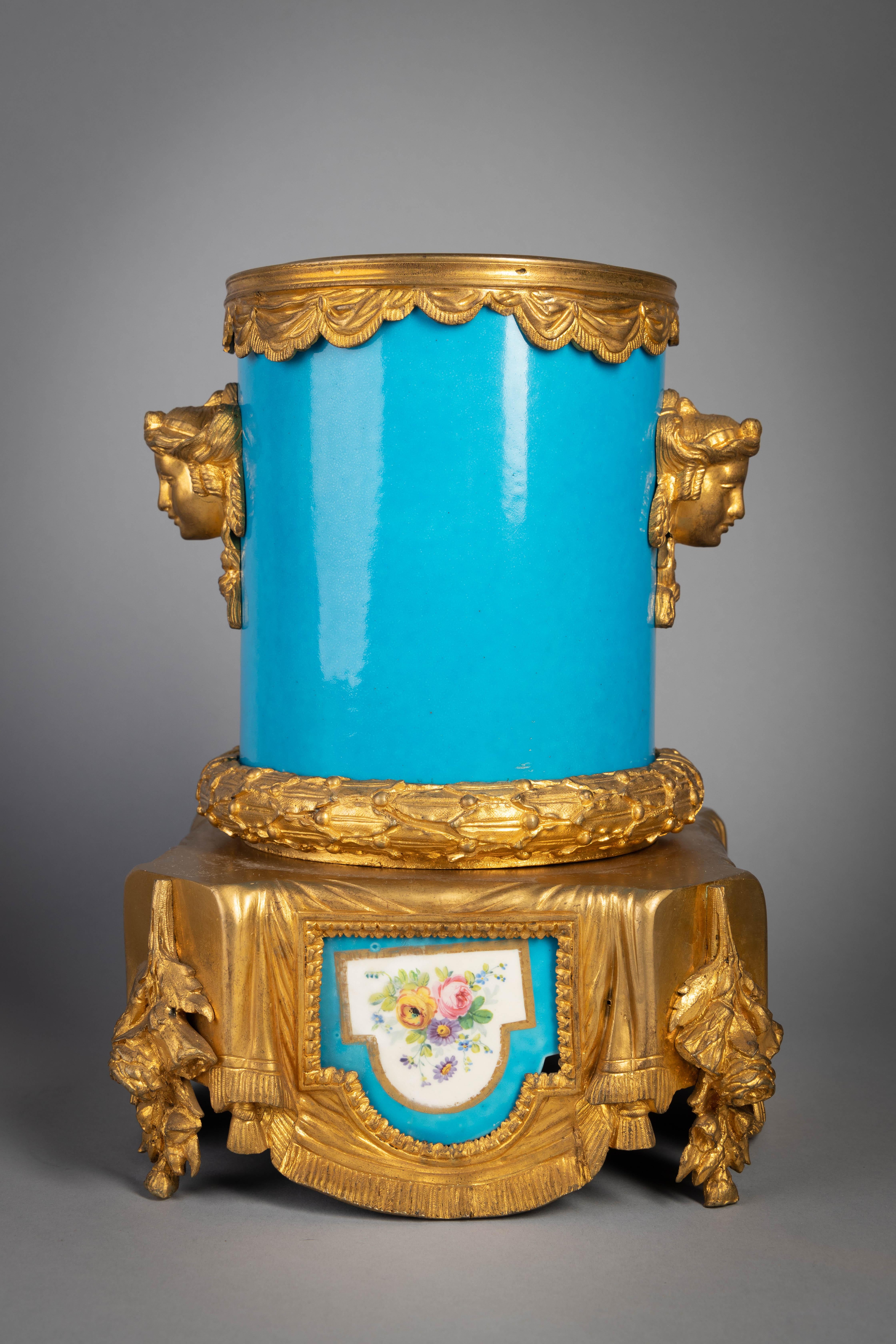 Fin du XIXe siècle Paire de seaux à vin et champagne en porcelaine de Sèvres montés sur bronze doré, vers 1880 en vente