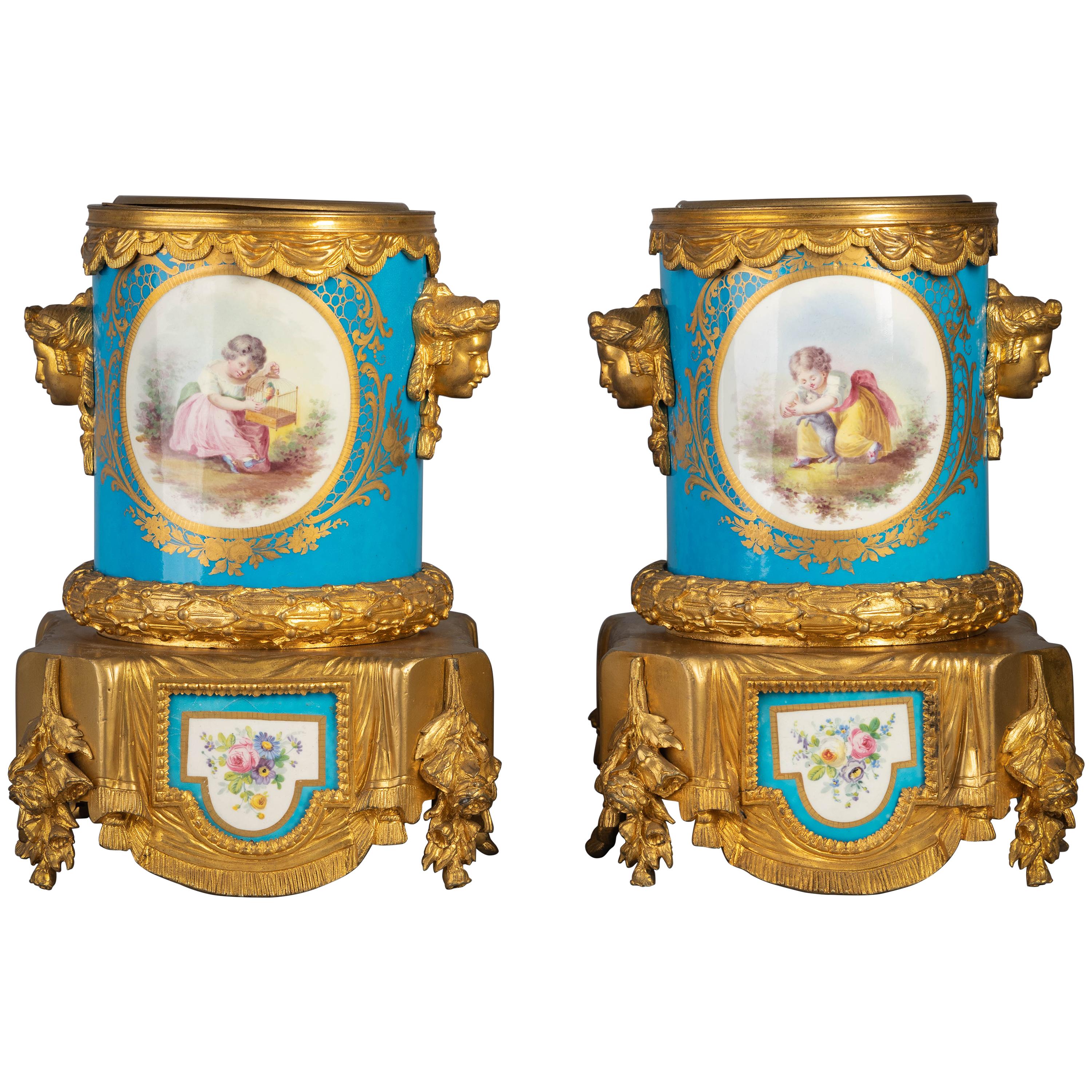 Ein Paar vergoldete, in Bronze gefasste Weinkühler aus „Sevres“-Porzellan, um 1880 im Angebot