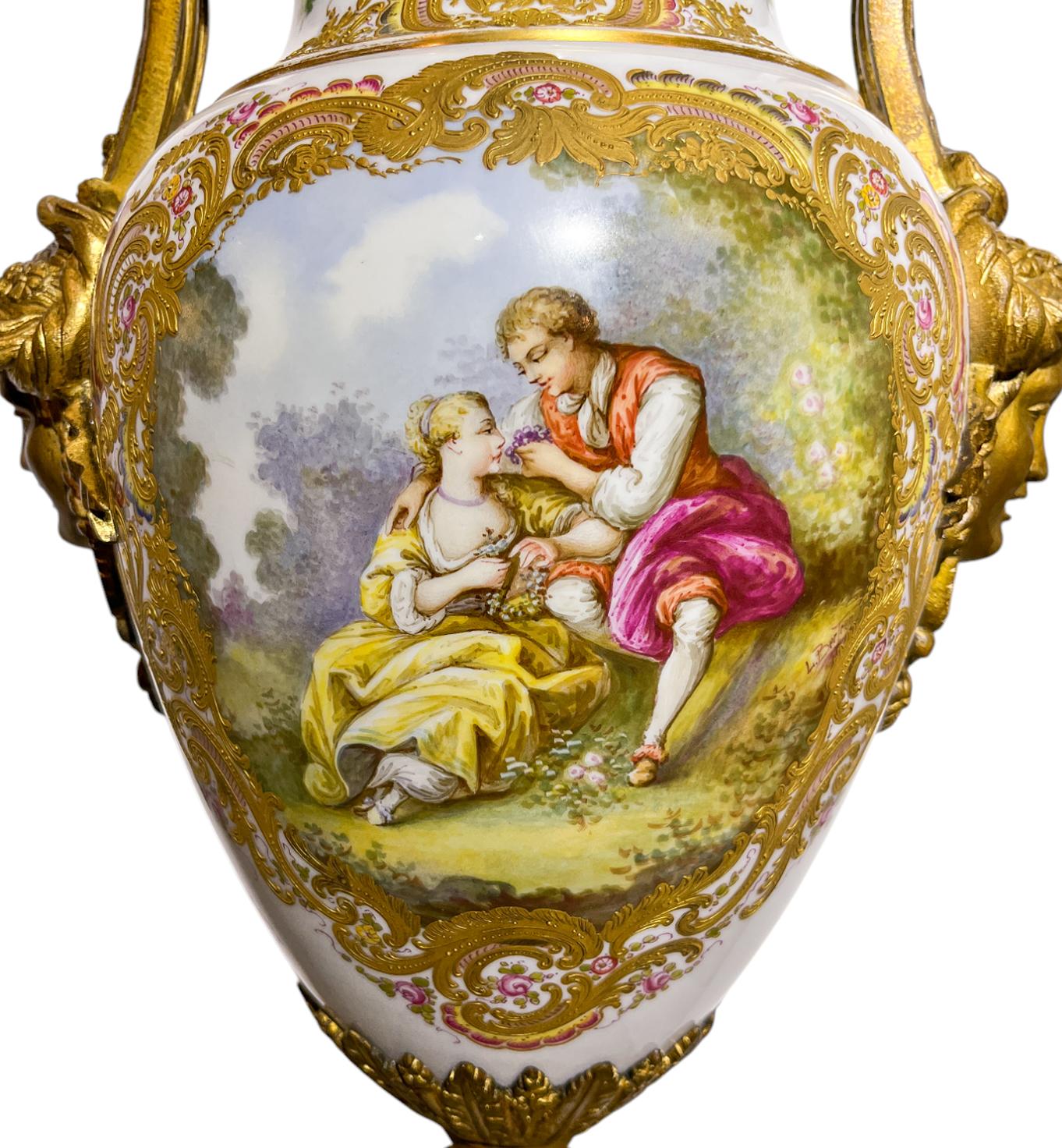 Coppia di urne in porcellana di Sèvres con montatura in bronzo dorato in vendita 5