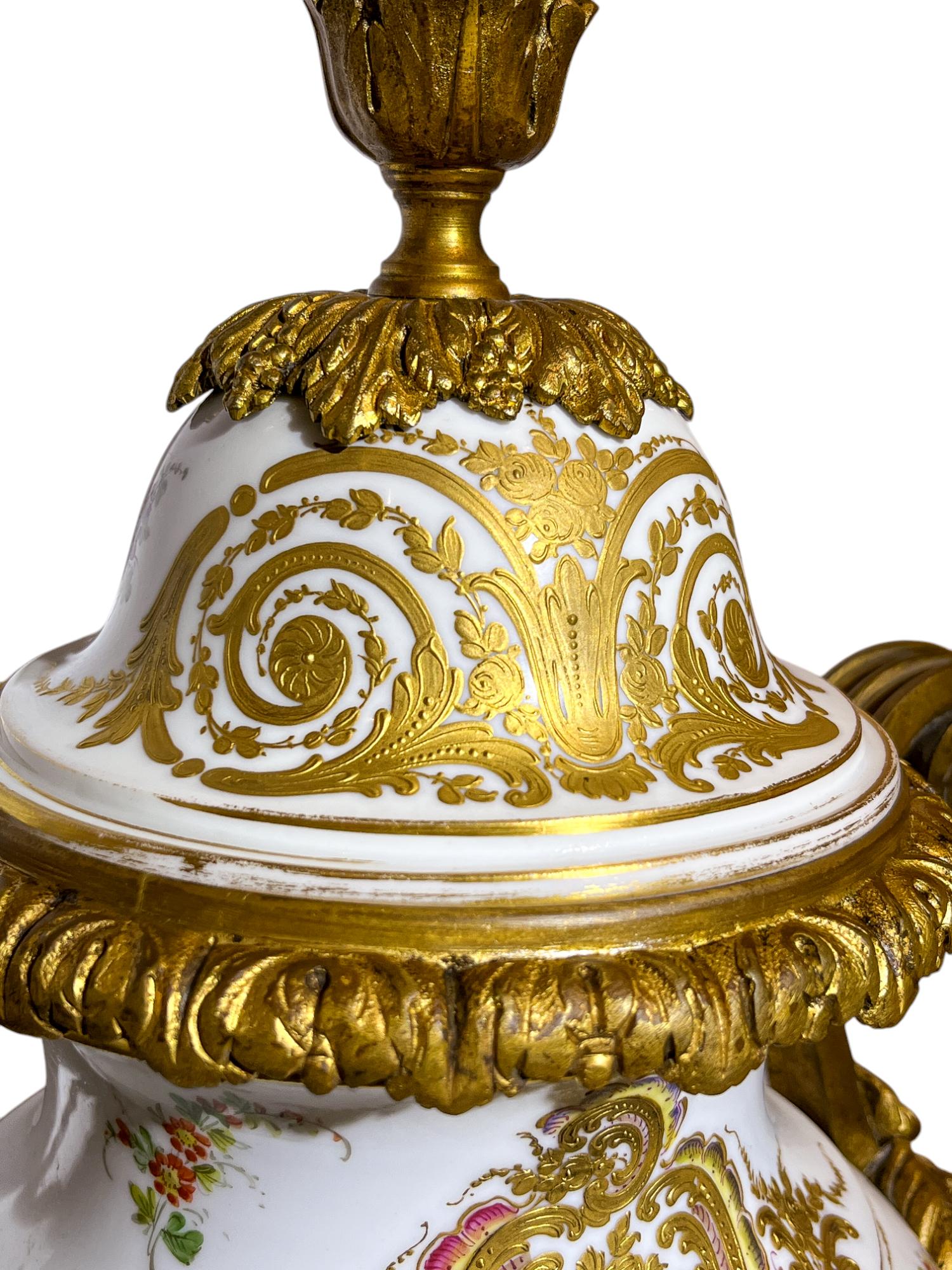 Francese Coppia di urne in porcellana di Sèvres con montatura in bronzo dorato in vendita