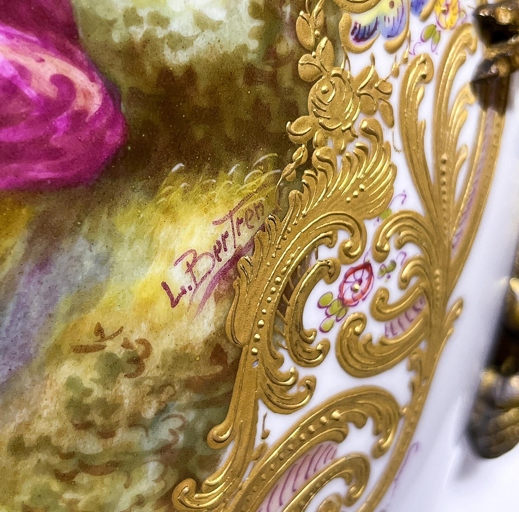 Calco Coppia di urne in porcellana di Sèvres con montatura in bronzo dorato in vendita