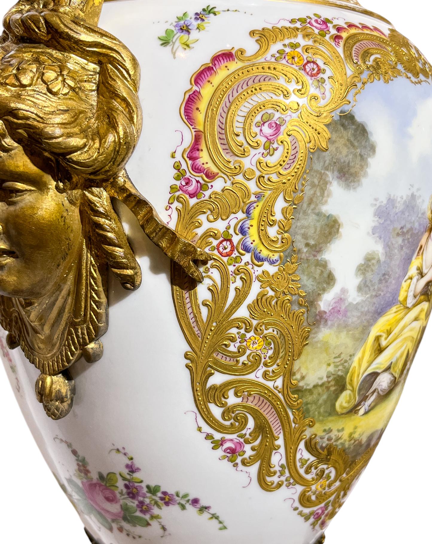 Coppia di urne in porcellana di Sèvres con montatura in bronzo dorato In condizioni buone in vendita a New York, NY