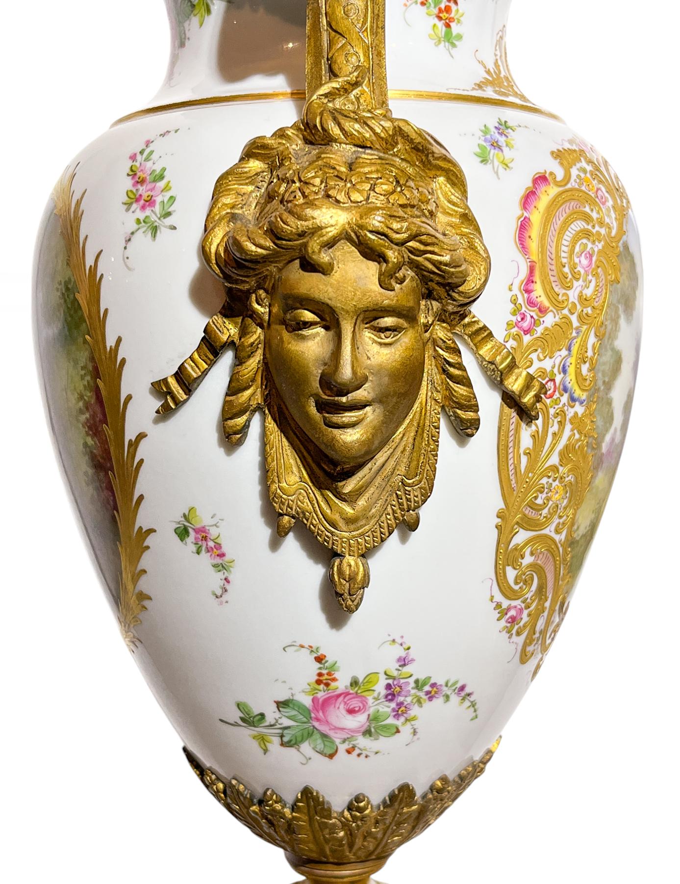 XIX secolo Coppia di urne in porcellana di Sèvres con montatura in bronzo dorato in vendita