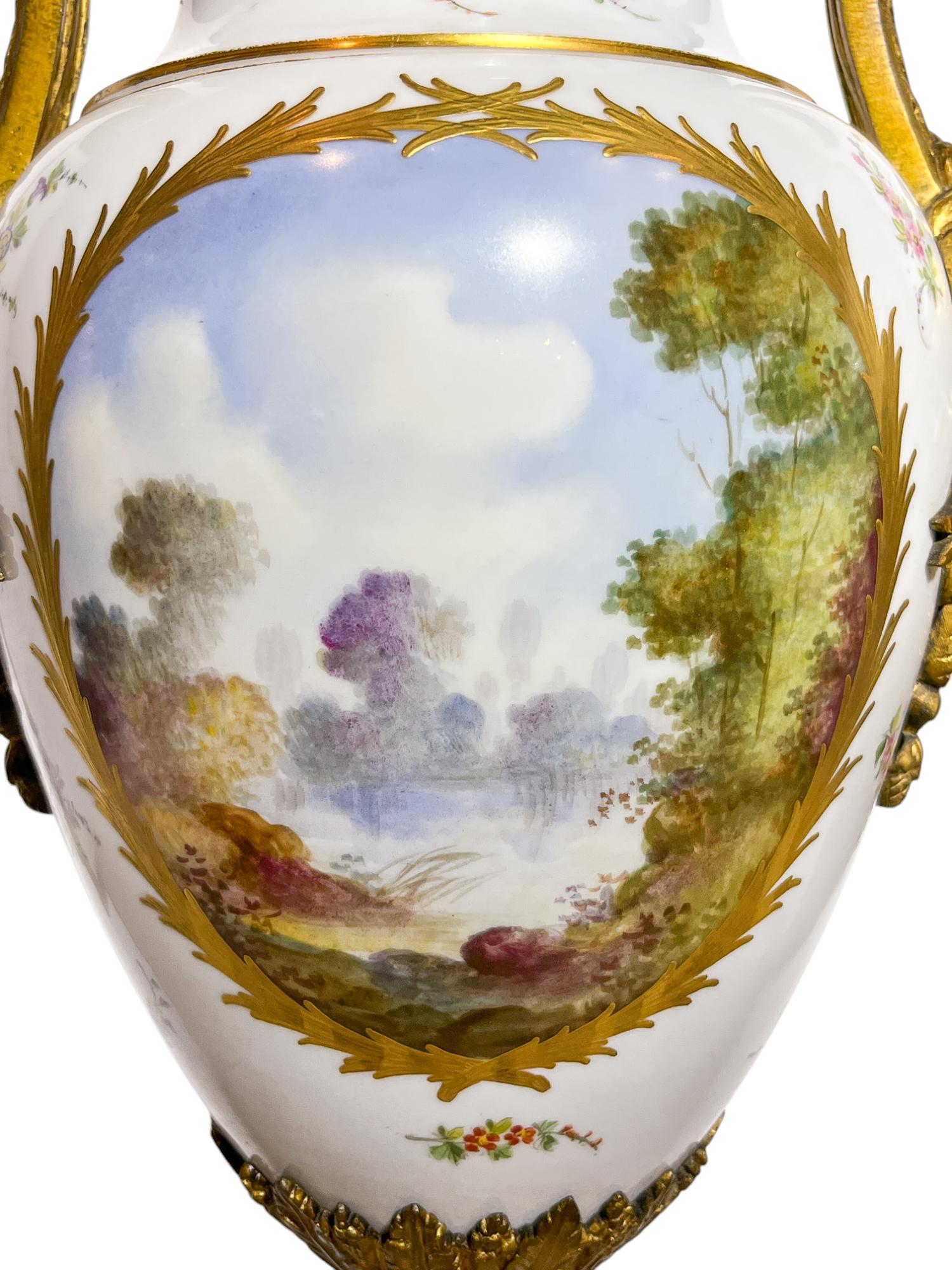 Coppia di urne in porcellana di Sèvres con montatura in bronzo dorato in vendita 1