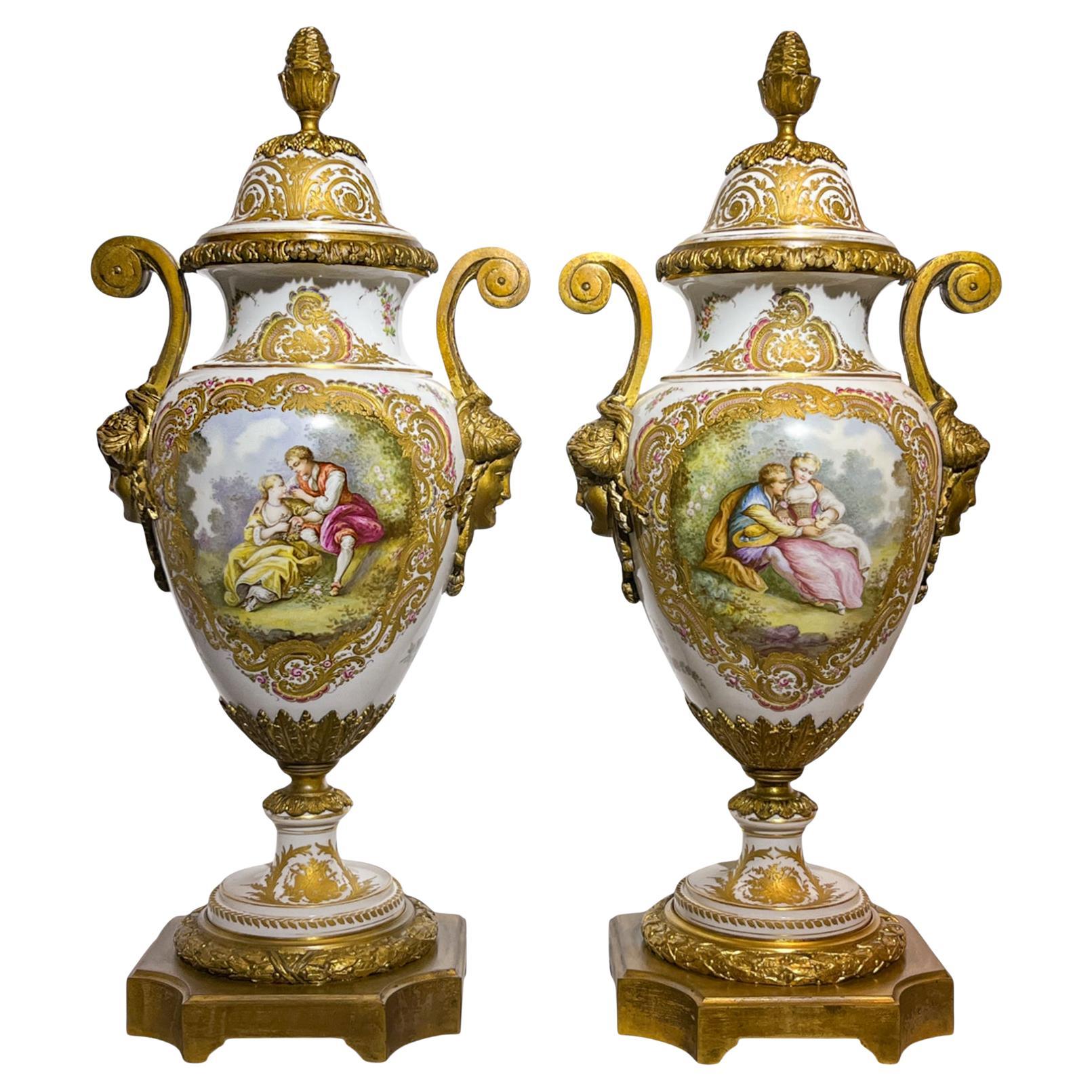 Paire d'urnes en porcelaine de Sèvres montées sur bronze doré