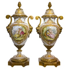 Paire d'urnes en porcelaine de Sèvres montées sur bronze doré