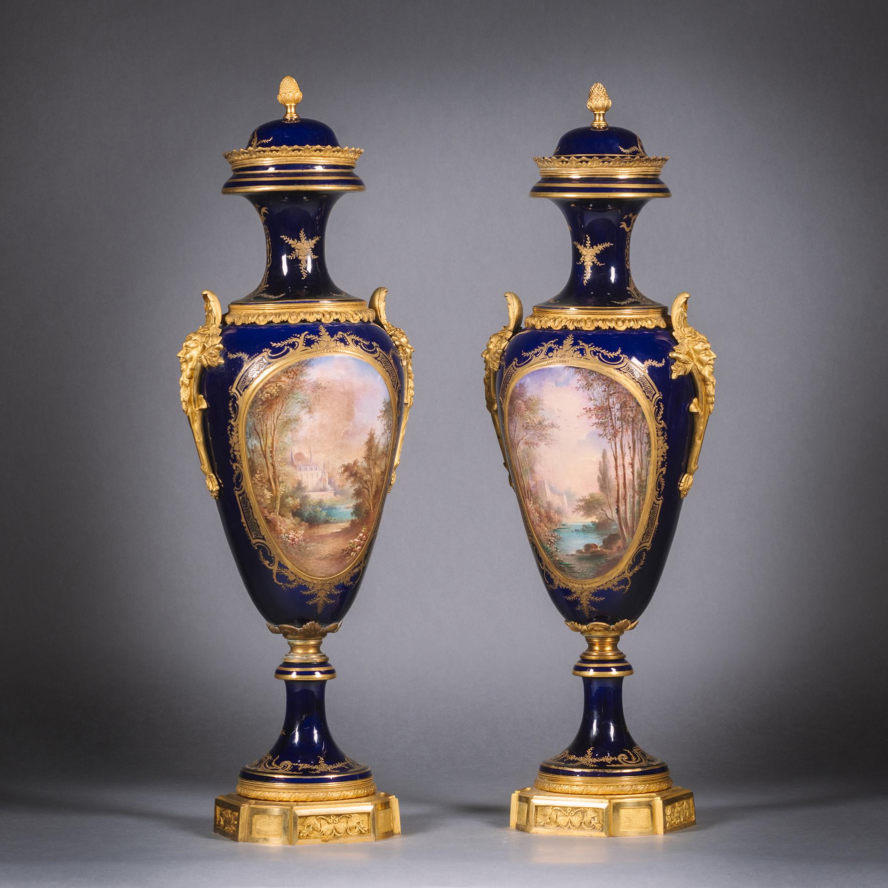 Ein feines Paar vergoldeter, bronzierter Porzellanvasen und -deckel im Stil von Sèvres. 

Die gemalten Reserven sind mit 