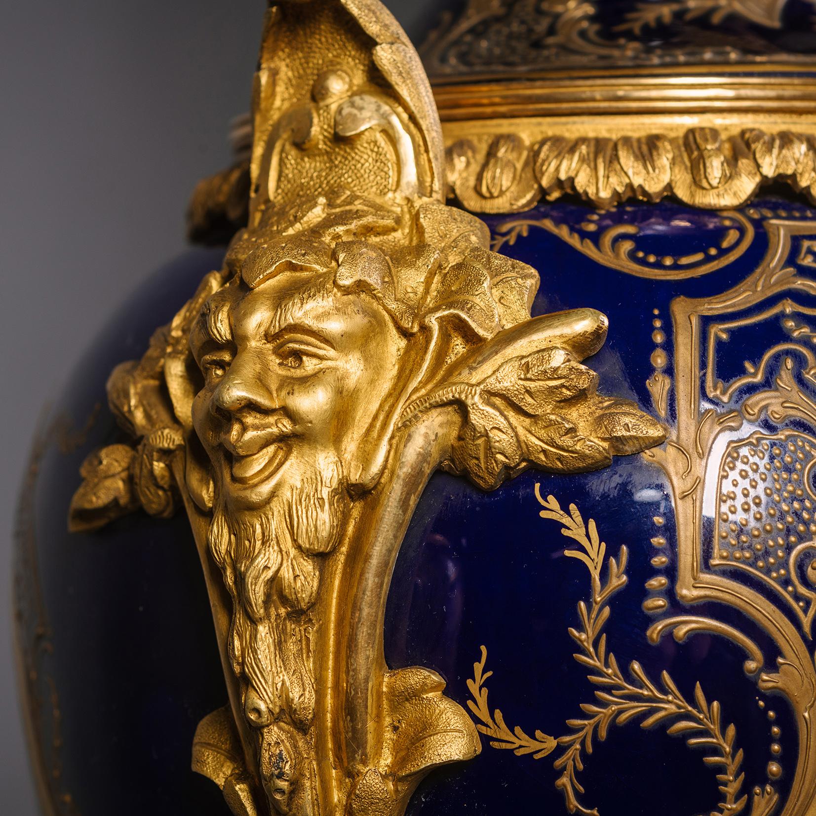 Paar vergoldet-bronzierte Porzellanvasen im Sèvres-Stil mit Deckeln im Angebot 4
