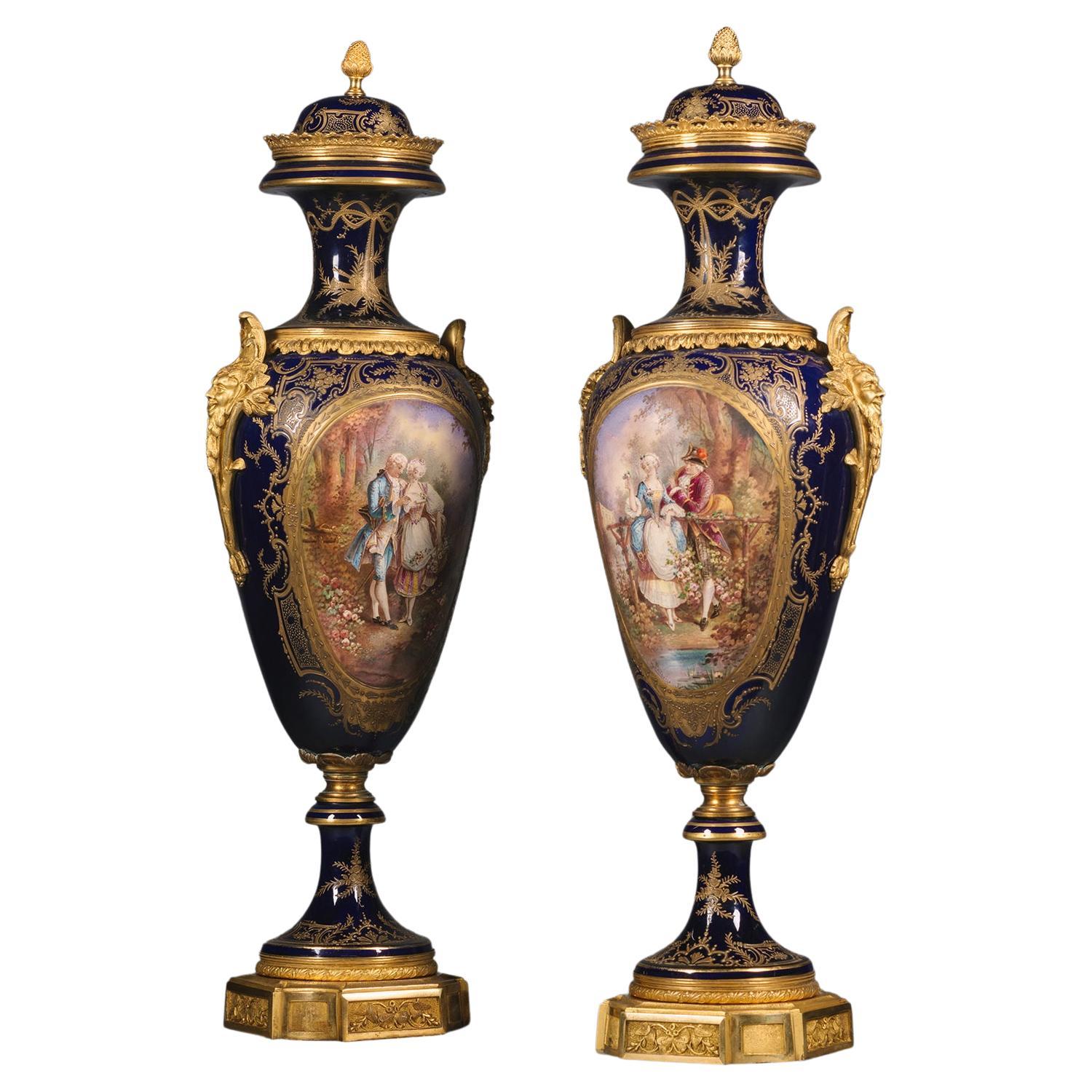 Paar vergoldet-bronzierte Porzellanvasen im Sèvres-Stil mit Deckeln im Angebot