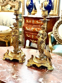 Par de candelabros figurativos neoclásicos de bronce dorado, Francia, siglo XIX