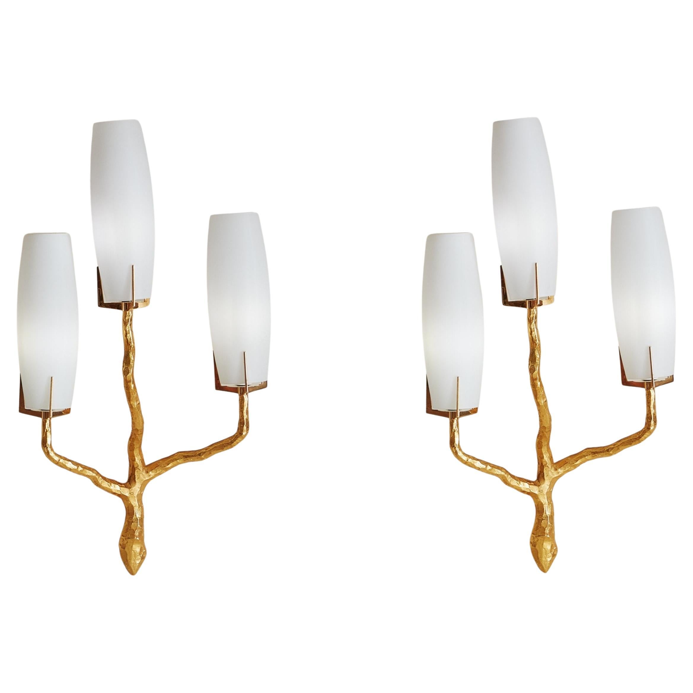 Paire d'appliques en bronze doré et verre opalin de la Maison Arlus, France, années 1960