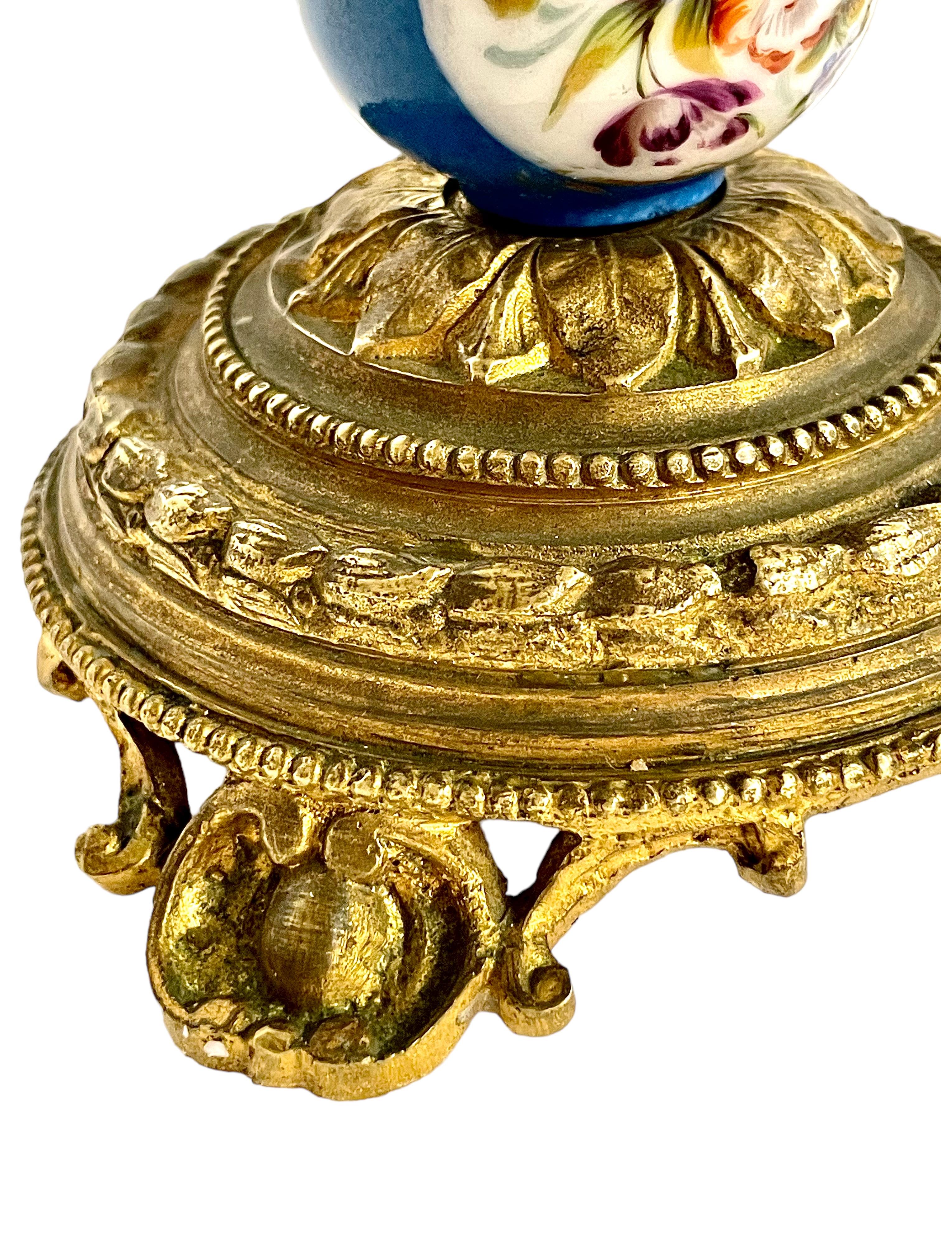 Français Paire de chandeliers en bronze doré et porcelaine de Sèvres en vente