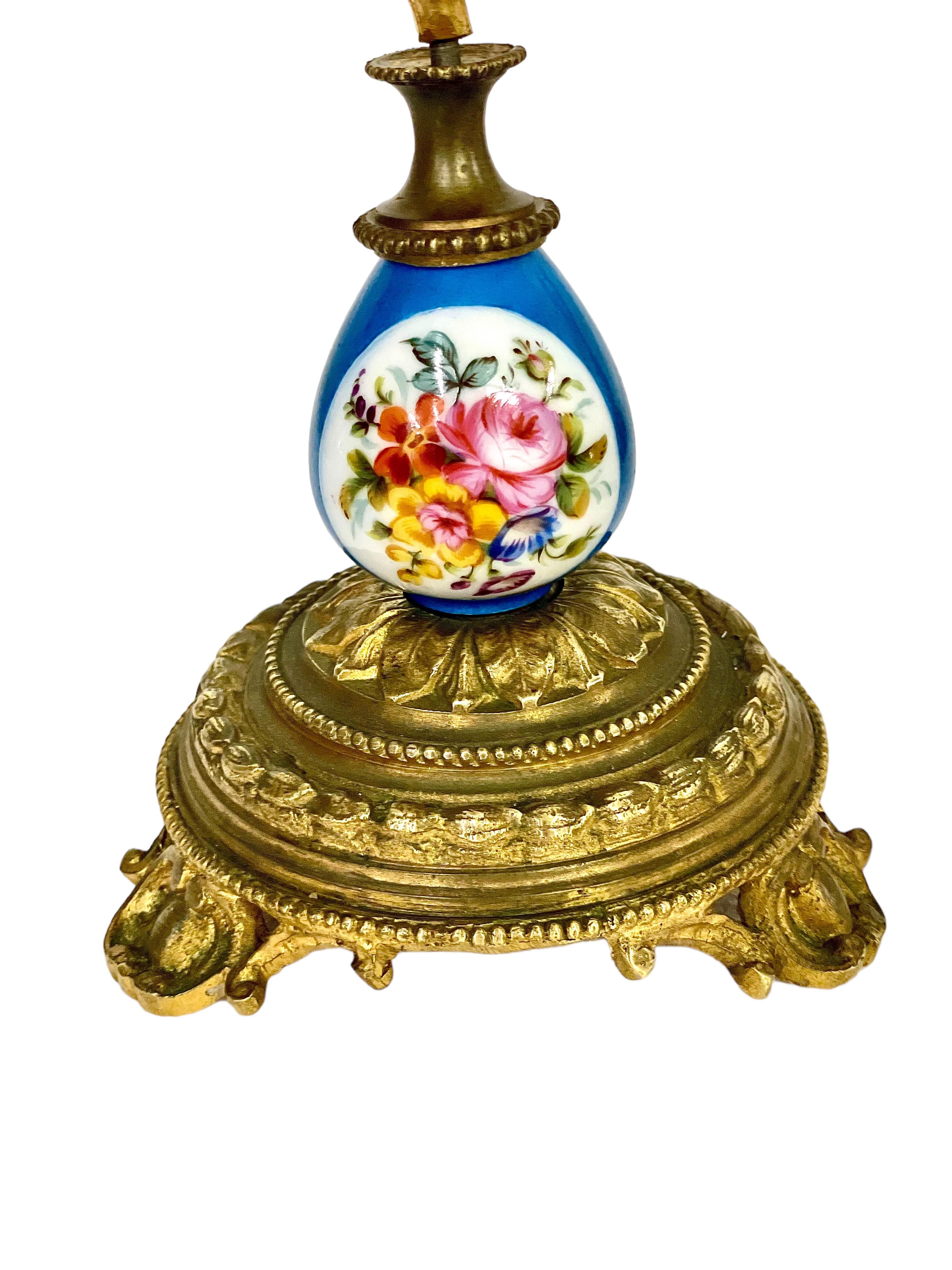 Doré Paire de chandeliers en bronze doré et porcelaine de Sèvres en vente