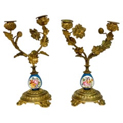 Pareja de Candelabros de Bronce Dorado Ormolu y Porcelana Estilo Sèvres