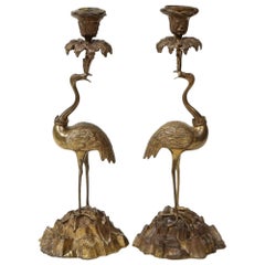 Pareja de candelabros de avestruz de bronce dorado