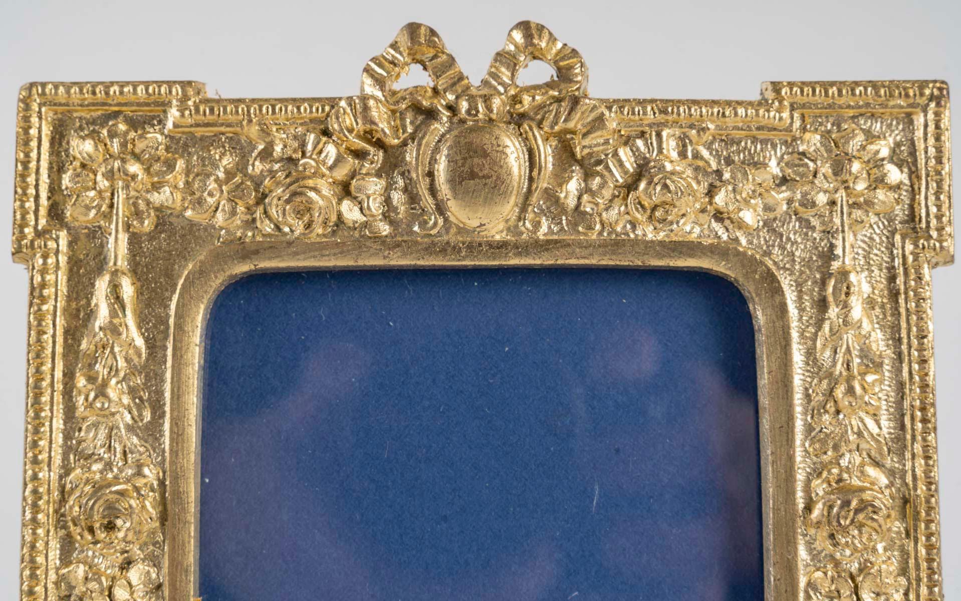 Pair of gilt bronze photo frames, Napoleon III period, 19th century.

Pair of 19th century photo frames, Napoleon III period, in gilt bronze.
H: 20 cm, W: 15 cm, D: 1.3 cm