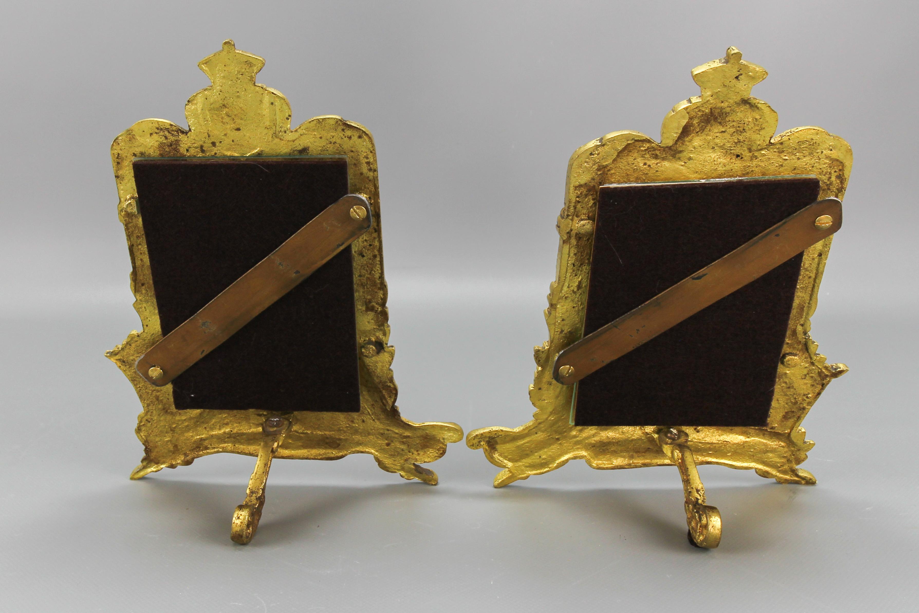 Ein Paar Bilderrahmen aus vergoldeter Bronze mit Löwen und königlichen Kronen im Angebot 3