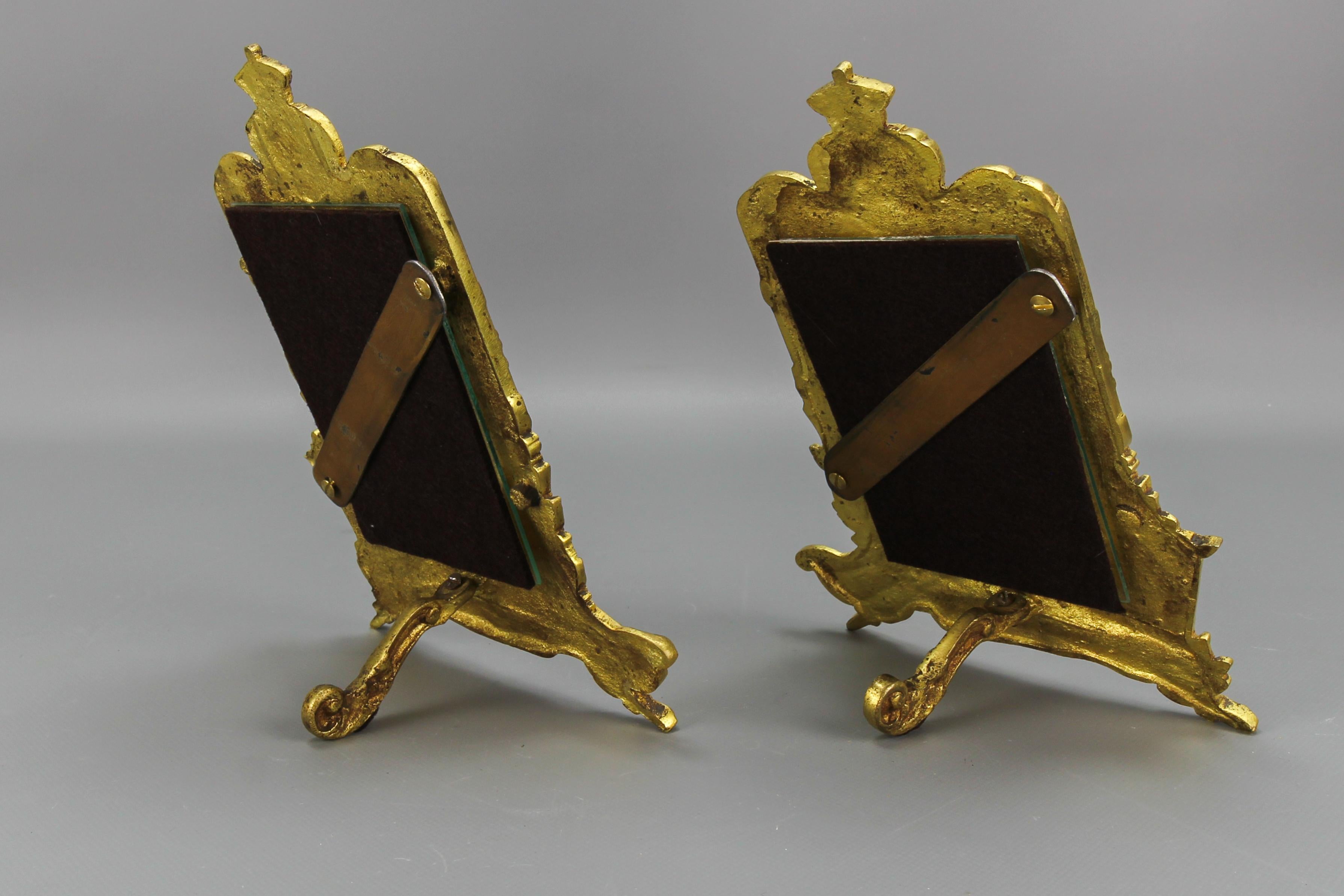 Ein Paar Bilderrahmen aus vergoldeter Bronze mit Löwen und königlichen Kronen im Angebot 4