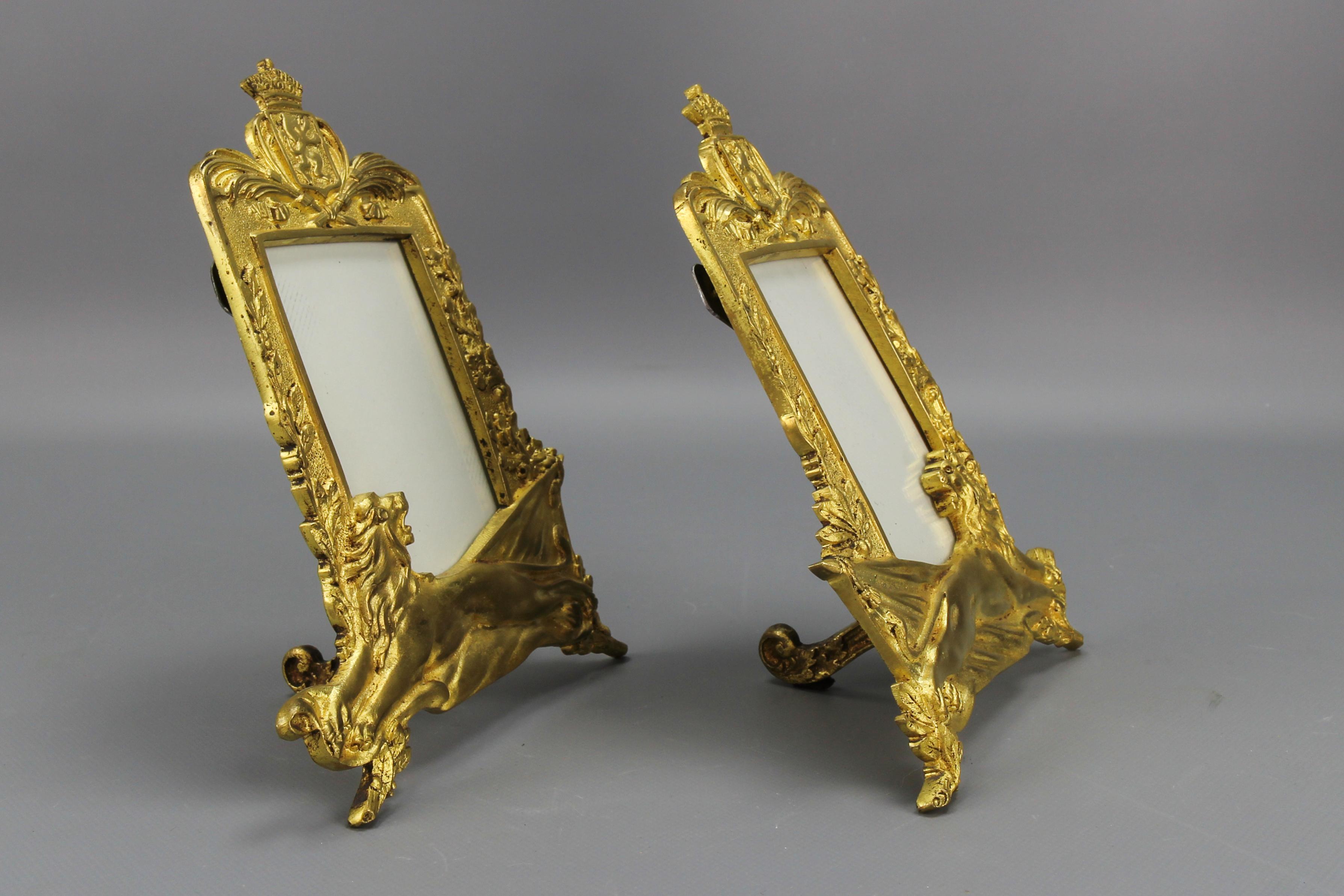Pareja de marcos de fotos de bronce dorado con leones y coronas reales en venta 3