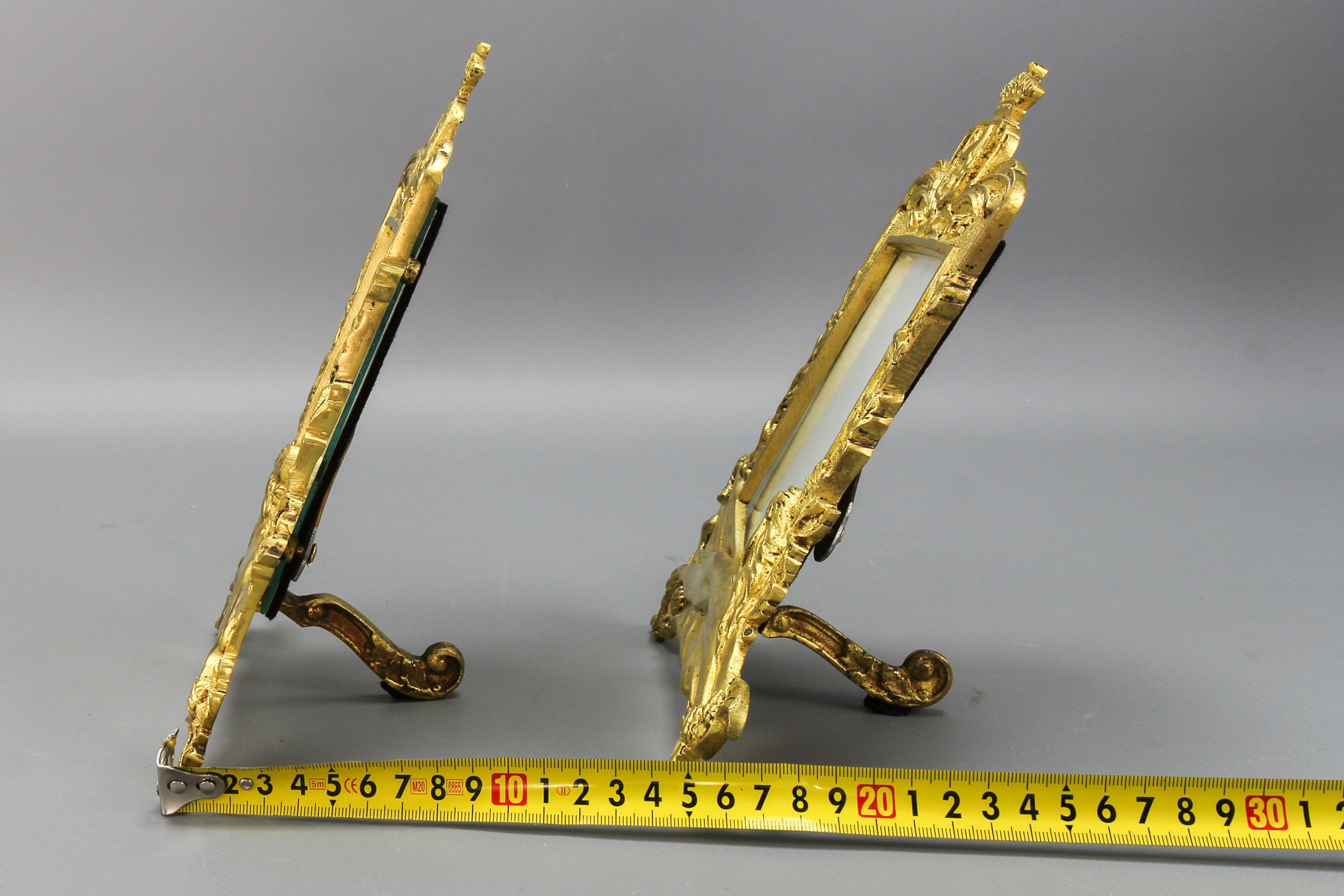 Pareja de marcos de fotos de bronce dorado con leones y coronas reales en venta 6