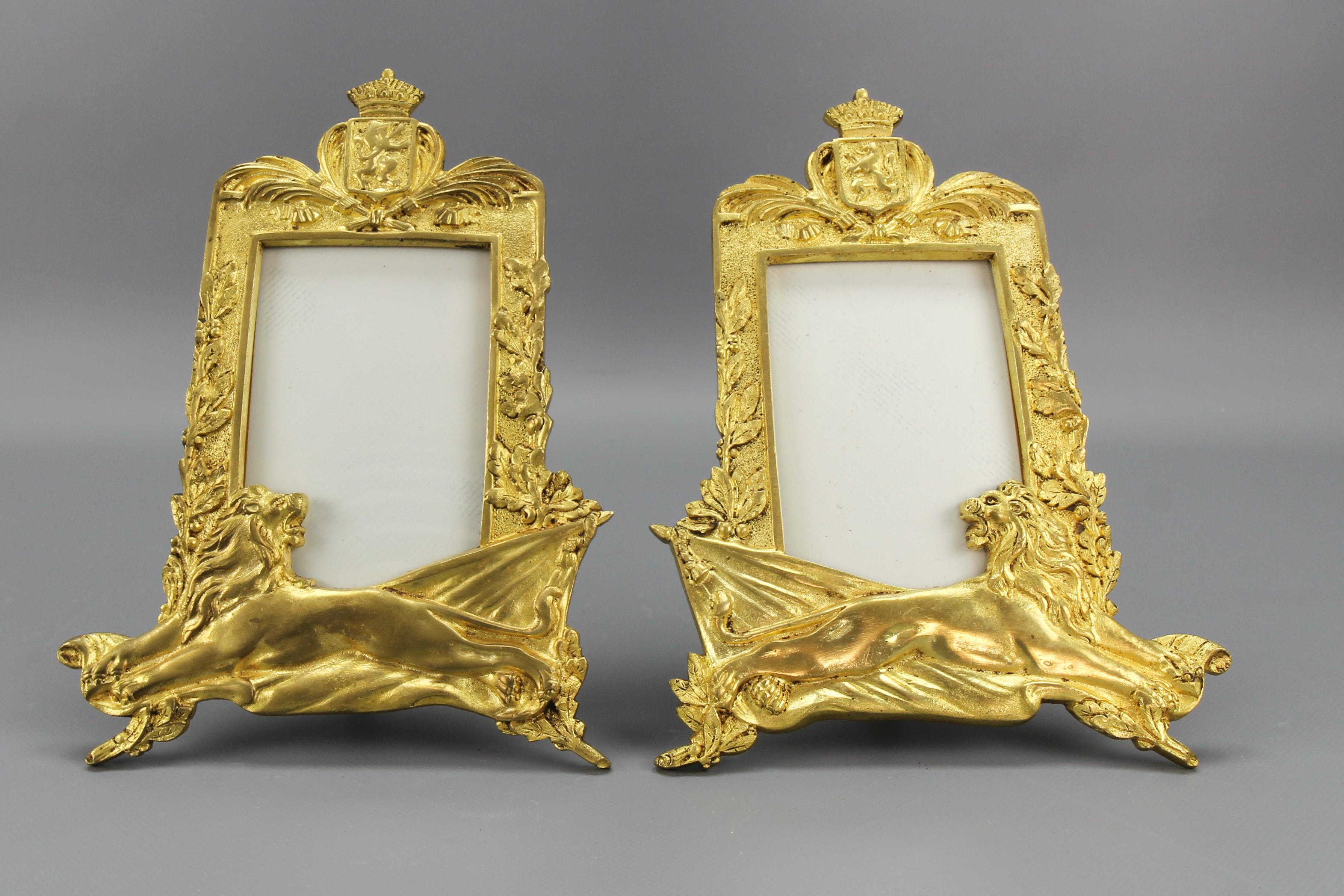 Pareja de marcos de fotos de bronce dorado con leones y coronas reales en venta 9