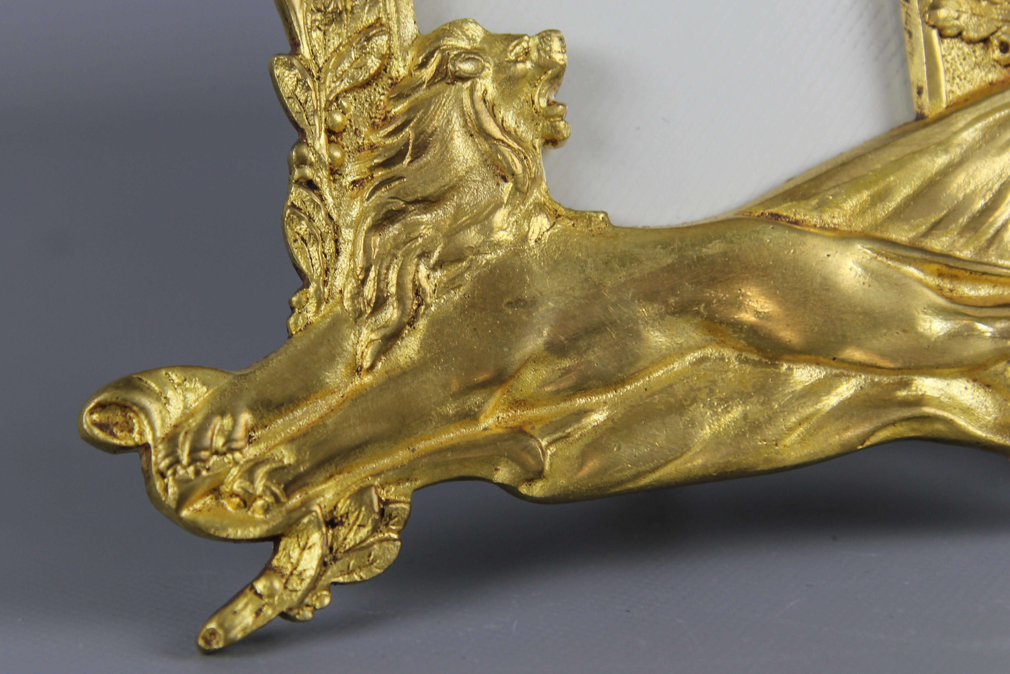 Ein Paar Bilderrahmen aus vergoldeter Bronze mit Löwen und königlichen Kronen (Belgisch) im Angebot