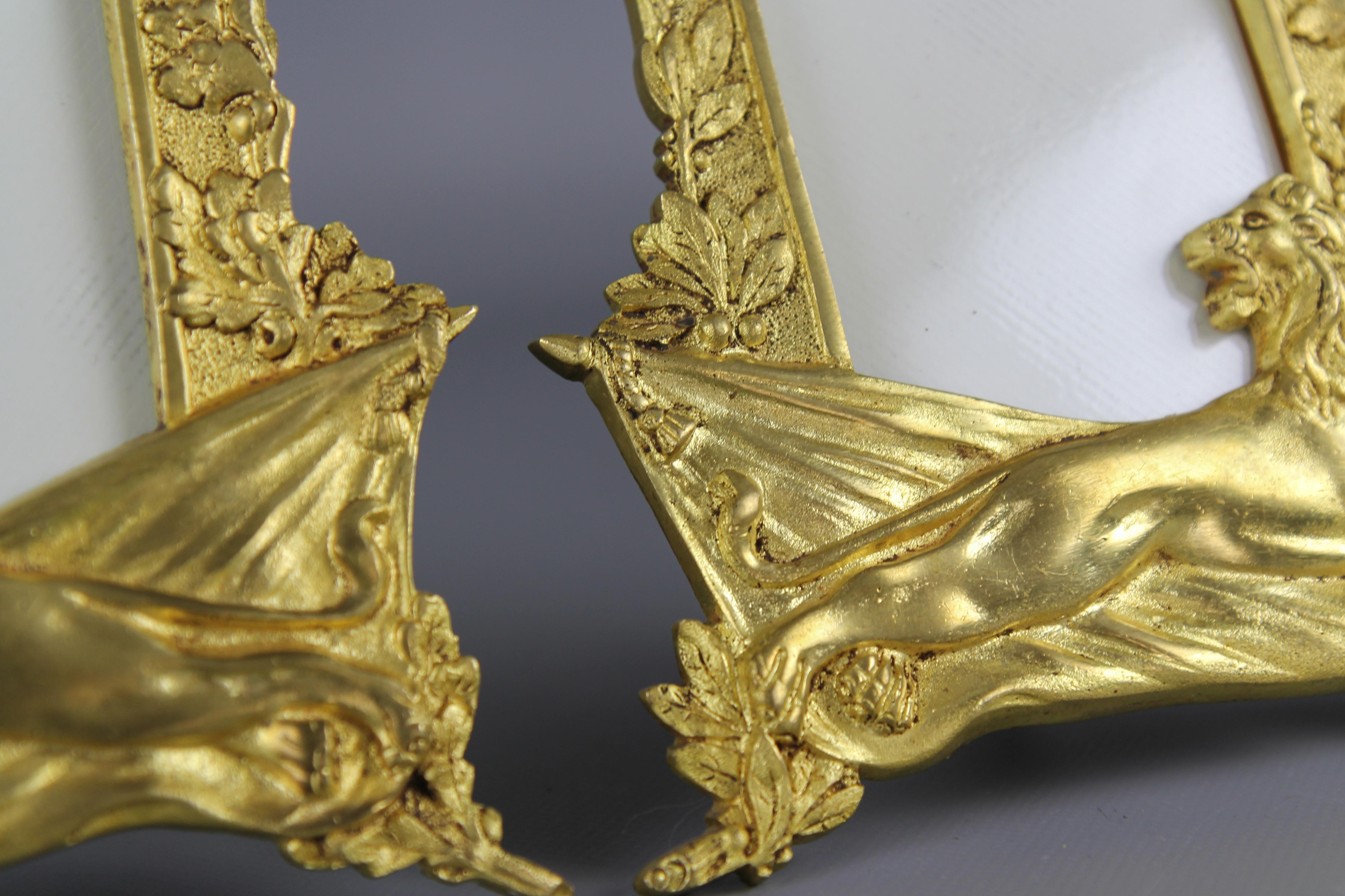 Ein Paar Bilderrahmen aus vergoldeter Bronze mit Löwen und königlichen Kronen (Vergoldet) im Angebot