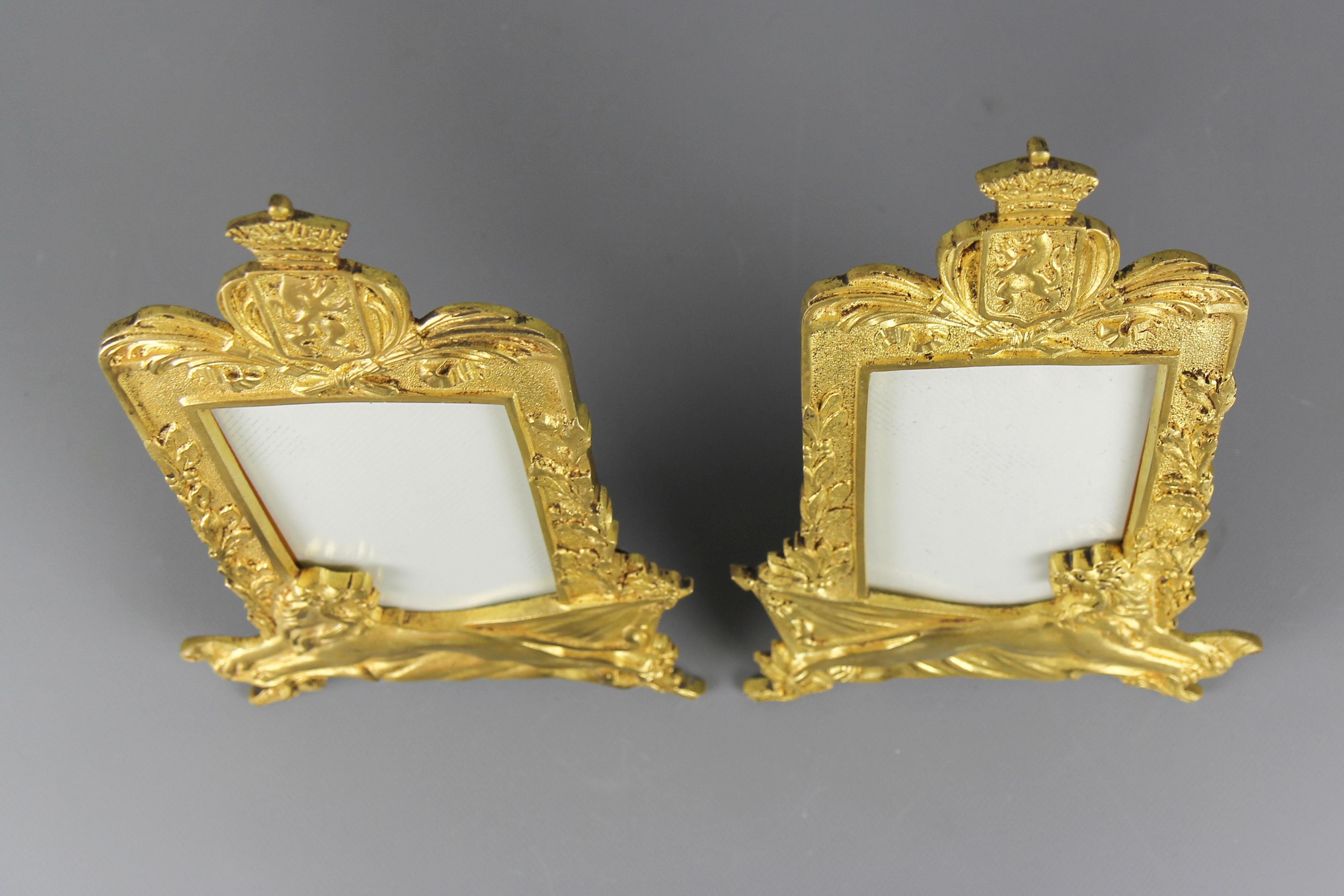 Pareja de marcos de fotos de bronce dorado con leones y coronas reales Dorado en venta