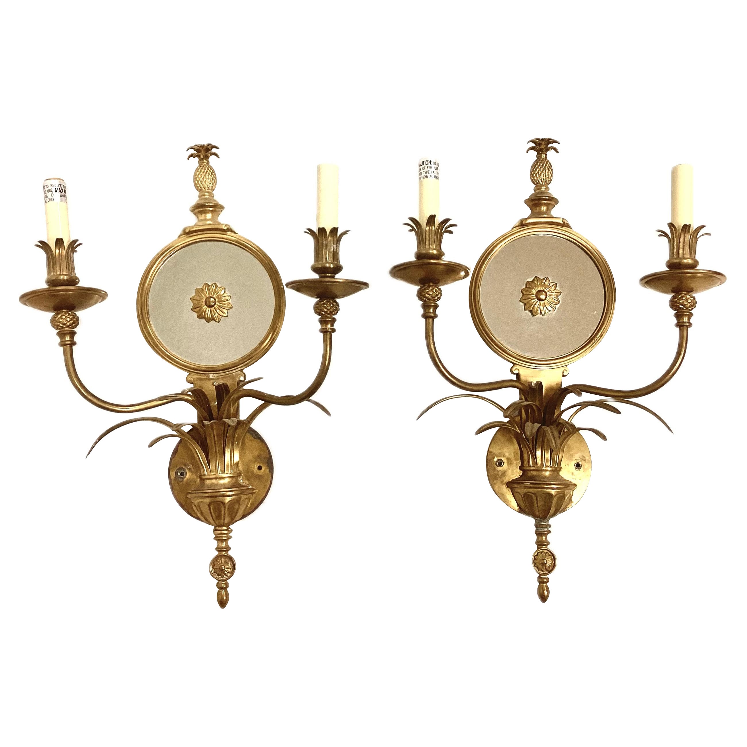 Paar Ananas-Wandleuchter aus vergoldeter Bronze mit Spiegeln im Angebot