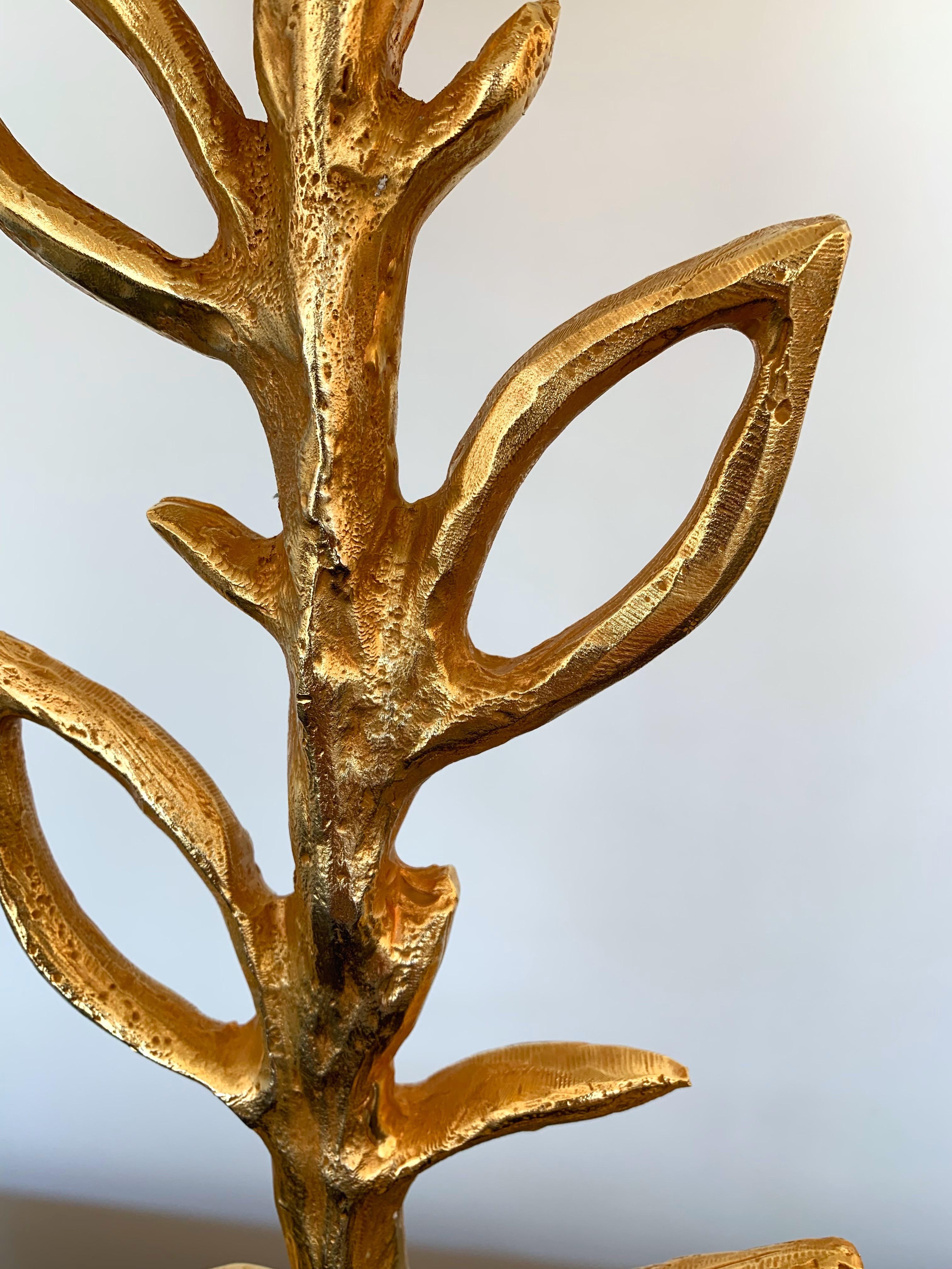 Paire de lampes de chevet ou de table en métal doré style bronze modèle végétal par l'artiste Stéphane Galerneau. Signe sur le socle Galerneau:: Paris. Mesures : Hauteur du sommet de la sculpture 43 cm. Il fait partie des artistes qui ont travaillé