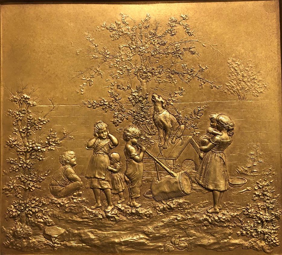 Paire de plaques en bronze doré du XIXe siècle (technique de l'électrotype). Enfants dans la cour de la ferme, scène de jardin. Elkington & Co. Angleterre.