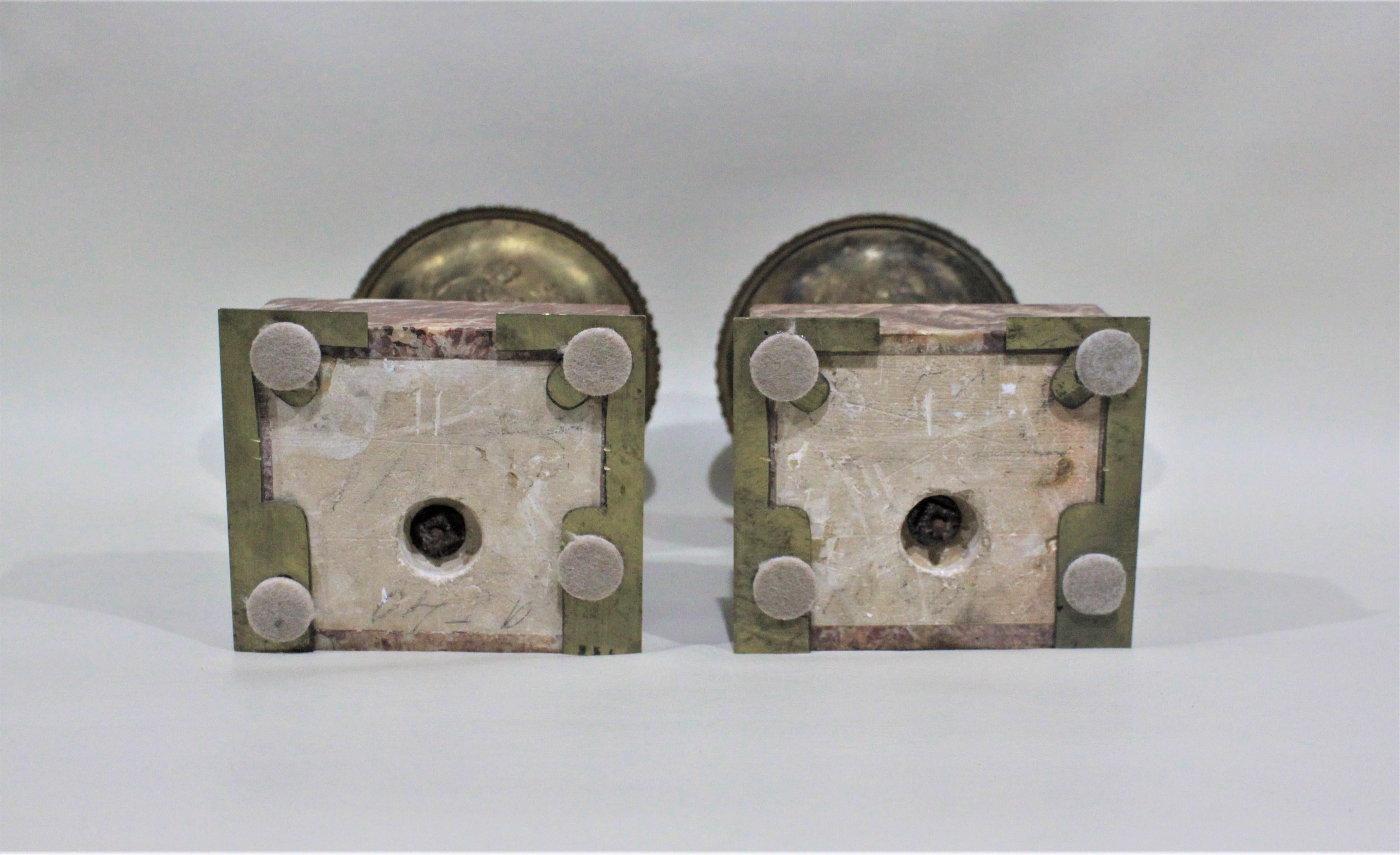Coppia di cassette o urne in bronzo dorato e marmo lucido In condizioni buone in vendita a Hamilton, Ontario