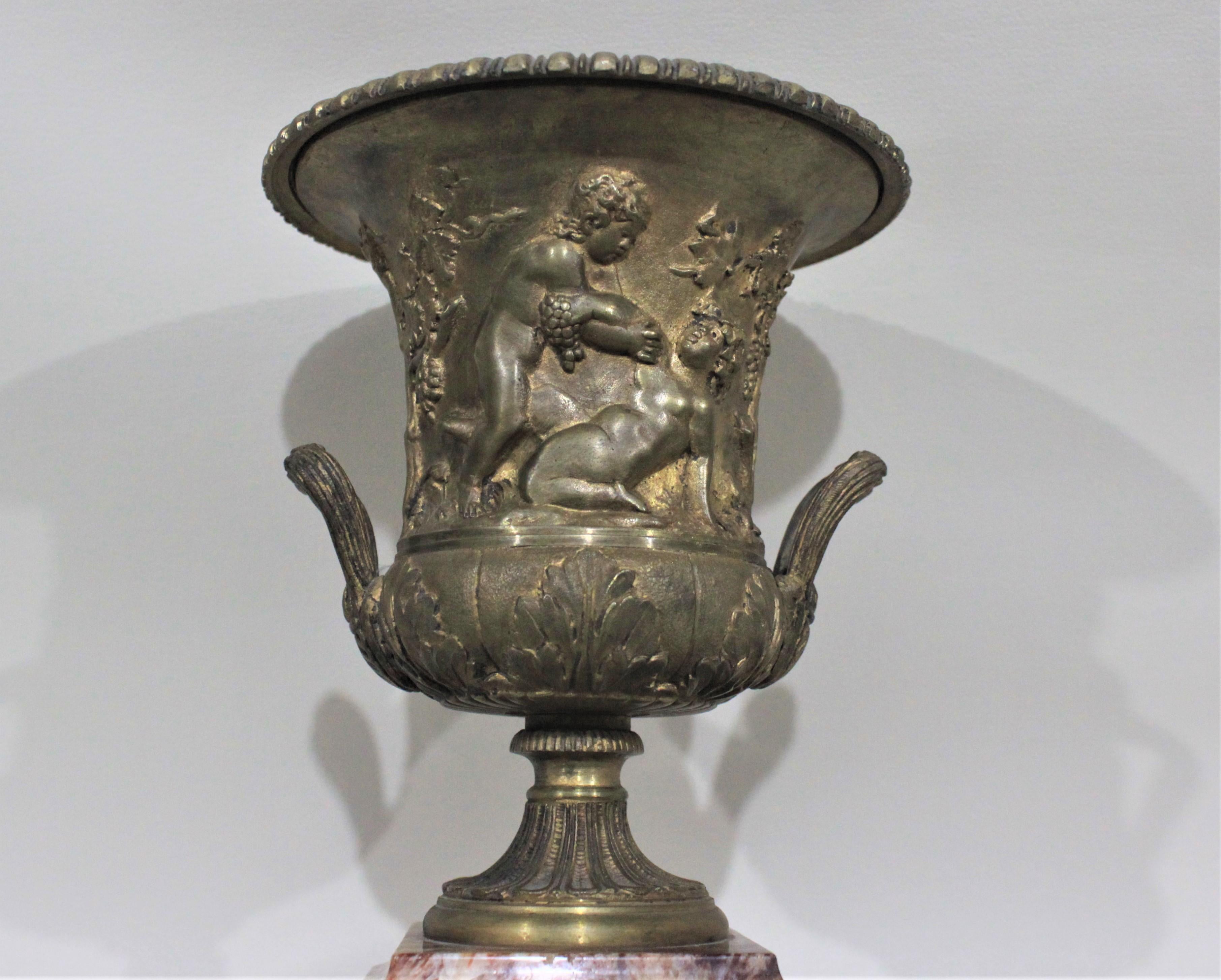 Bronzo Coppia di cassette o urne in bronzo dorato e marmo lucido in vendita