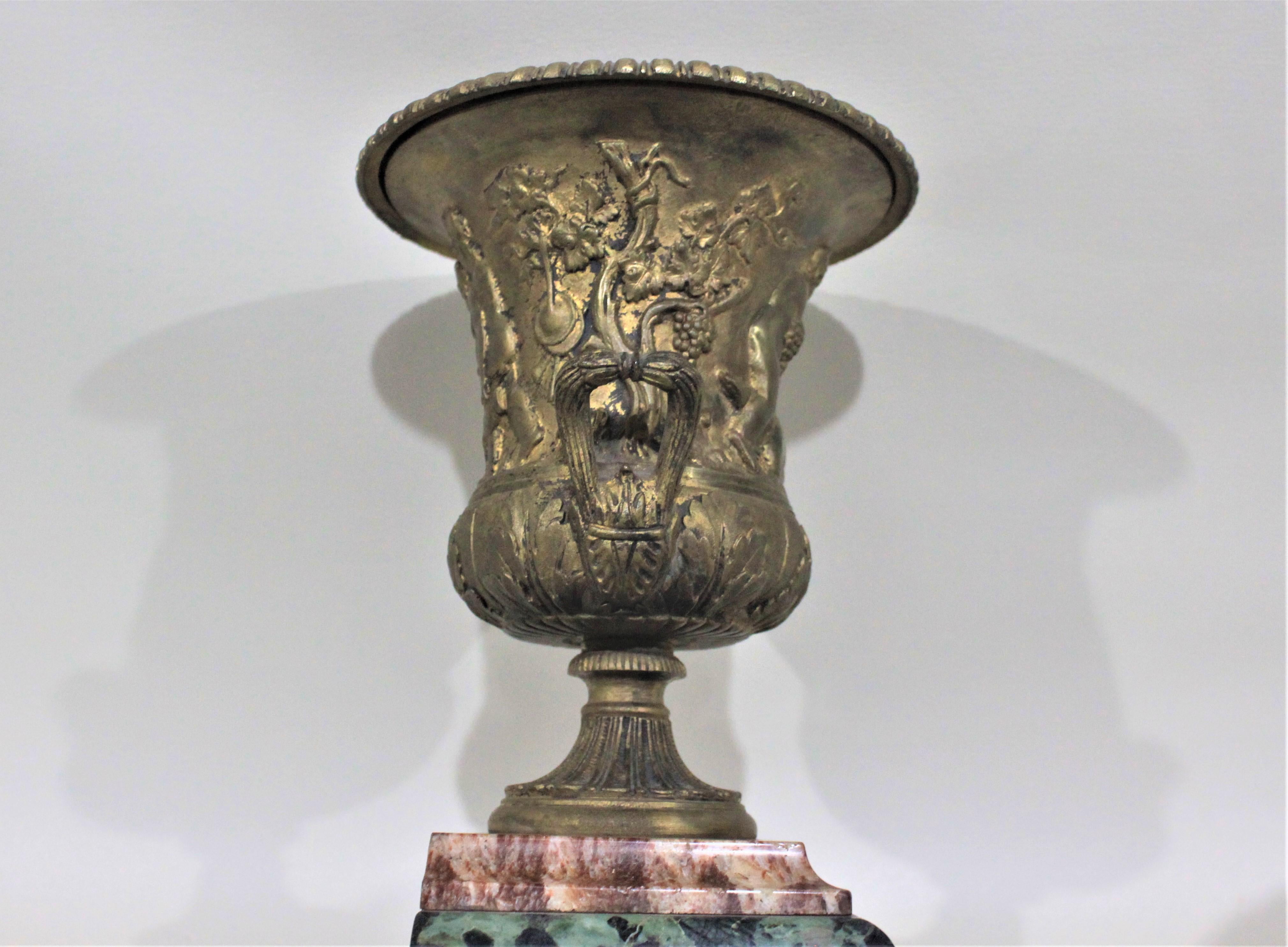 Coppia di cassette o urne in bronzo dorato e marmo lucido in vendita 1